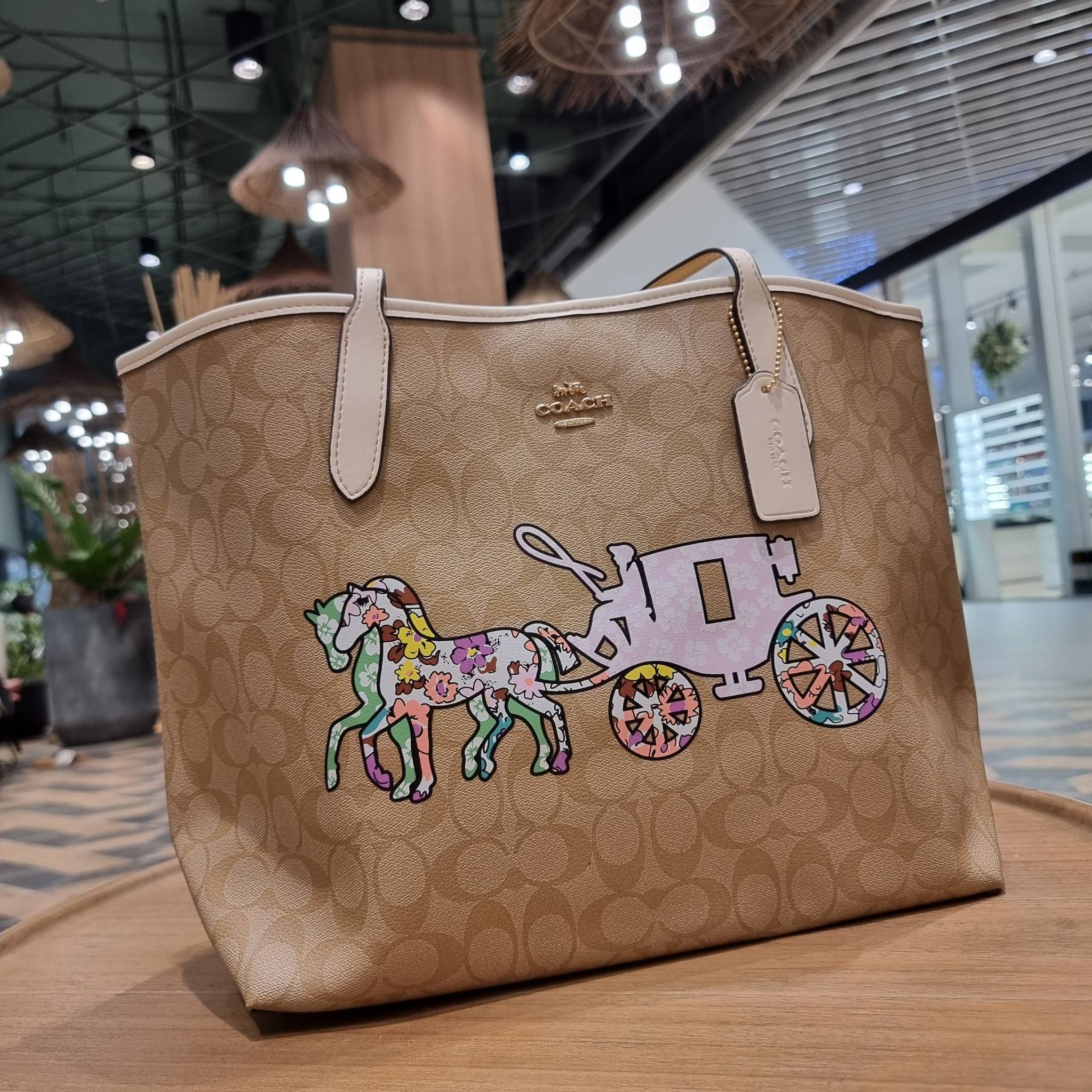COACH CA607 CITY TOTE IN SIGNATURE CANVAS WITH HORSE AND CARRIAGE PATCHWORK GRAPHIC กระเป๋าทรงโท้ทใบใหญ่ คอลเลคชั่นใหม่ สวยโดดเด่นมากๆ น่ารักน่าใช้ไปอีกด้วยลวดลายซิกเนเจอร์โดดเด่น ใบนี้ใส่ของได้ของครบครัน จุได้แบบไม่ต้องกลัวเต็ม!! วัสดุหนังแคนวาสคุณภาพดี 