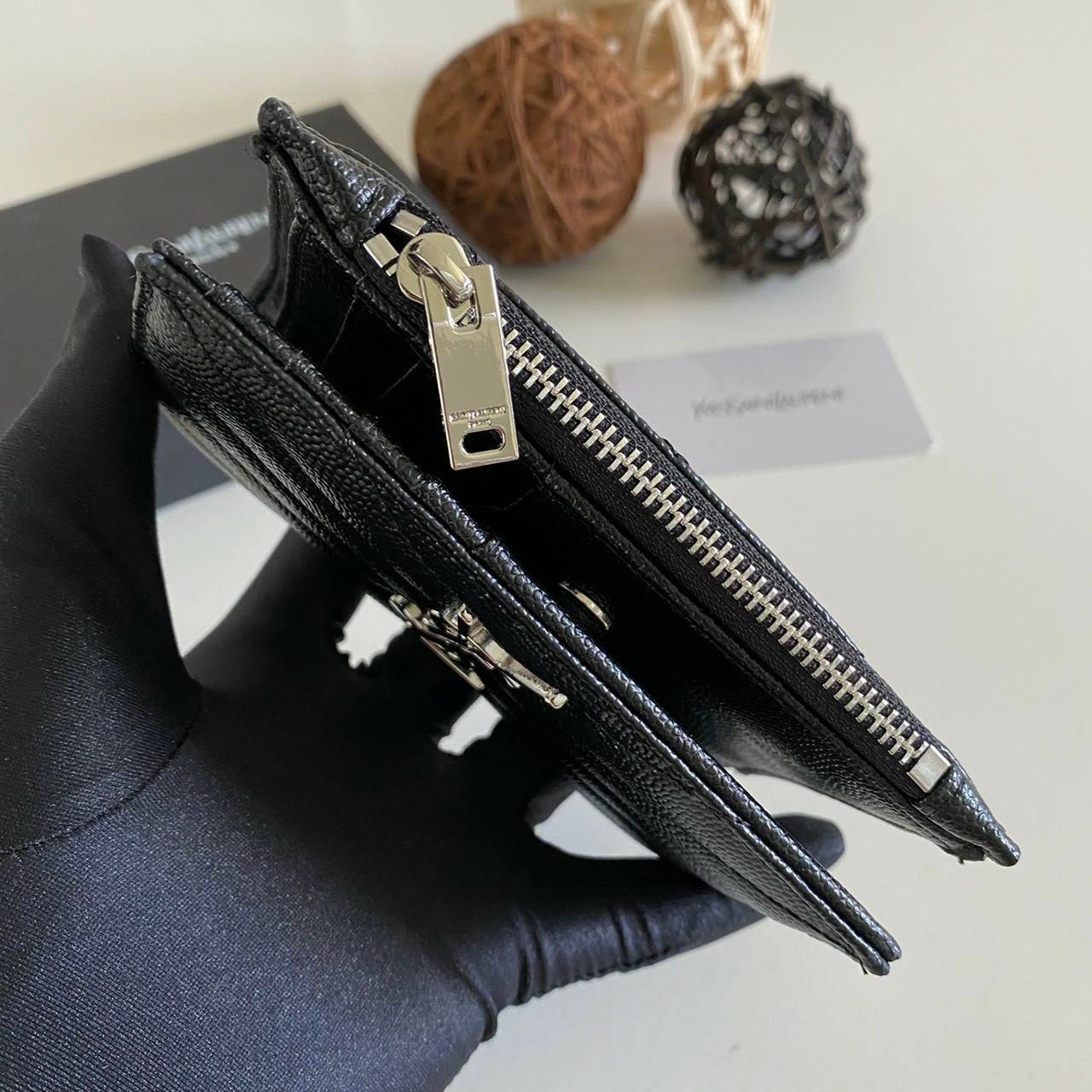 VIP GIFT 】หนังแท้ YSL SAINT LAURENT Monogram Zipped Bifold Wallet มาแล้วจร้า ถามหากันเยอะมากๆ กระเป๋าสตางค์ใบสั้นที่ใส่แบงค์ ใส่บัตร ใส่เหรียญได้เยอะสุดๆ มีสองด้านซิปและพับ ใบเดียวครบจบเลย หนังสวยมาก ละเอียดสุดๆ