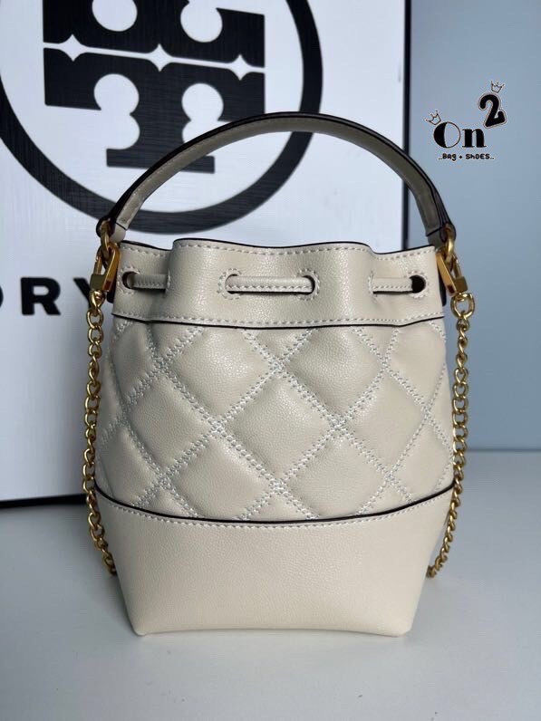 TORY BURCH WILLA MINI BUCKET BAG สุดปัง กระเป๋าสะพายทรงบัคเก็ต สวยผู้ดี โดดเด่นด้วยโลโก้สีทองดูหรู อัพลุคผู้ดี๊ผู้ดี วัสดุหนังแท้ ดีไซน์บุนวม เส้นคมดีเทลหรู เปิด-ปิดหนังรูดปากกระเป๋า มีหูหิ้วในตัว คล้องแขนเก๋ๆ ภายในเป็นช่องโล่ง มีช่องย่อย ใส่ของสำคัญจุกจิ