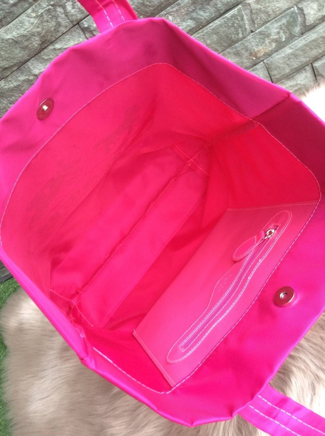 COACH nylon tote bag กระเป๋าสะพายทรง tote วัสดุ nylon หูหิ้วหนัง+ nylon ด้านหน้าปั๊ม logo brand เปิดปิดด้วยกระดุมแม่เหล็ก ภายในกว้าง ใส่ A4 ได้ และมีช่องซิปเล็กใส่ของจุกจิก ใบนี้จุได้เยอะ ทนทานทำความสะอาดง่ายค่ะ สวยทุกสีค่ะ