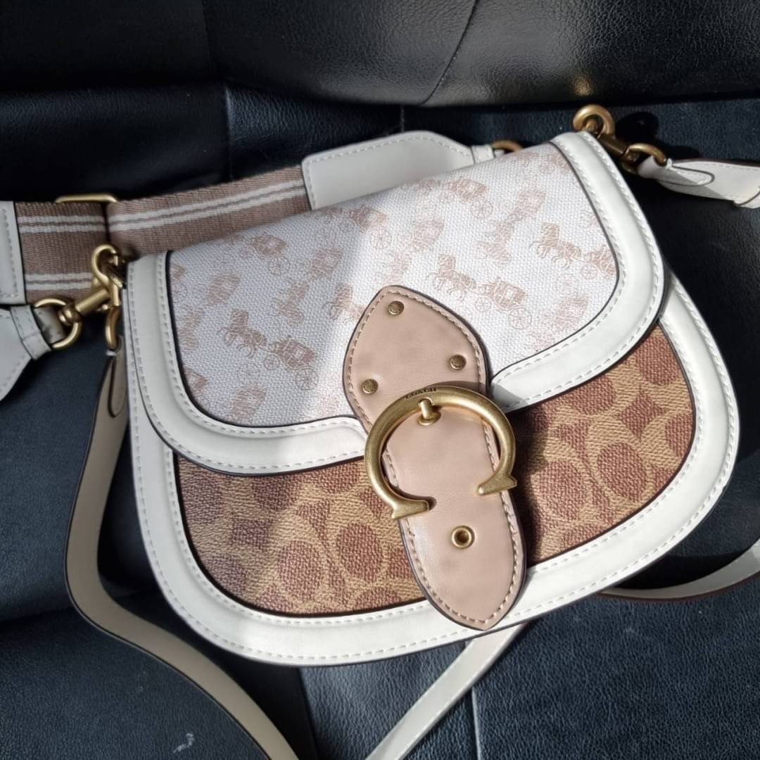 COACH C0749 BEAT SADDLE BAG WITH HORSE AND CARRIAGE PRINT สีหายาก ละมุนคุณหนู คอลเลคชั่นใหม่ ดีไซน์หรูหรา พิเศษมากๆมาพร้อมสายสะพาย 2 เส้น ใช้คู่กันหรือแยกสะพายก็สวยครบสูตร กระเป๋าสะพายทรง saddle คลาสสิค เปิด-ปิดด้วยกระดุมแน่นหนา ภายในเป็นช่องโล่ง ใส่ของได