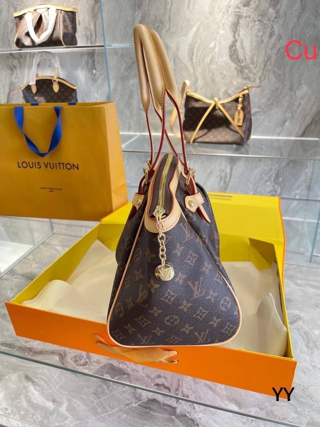 LV Tivoli PM Monogram Canvas Handbag กระเป๋าถือสุดคลาสสิก งานวินเทจรุ่นตามหาพร้อมเสิร์ฟให้สาวๆได้สวย ในราคาเบาๆ งานจริงสวยมาก แคนวาสพิมพ์ลายโมโนแกรมคมชัด สวยงามน่าใช้มากๆ แนะนำค่ะ
