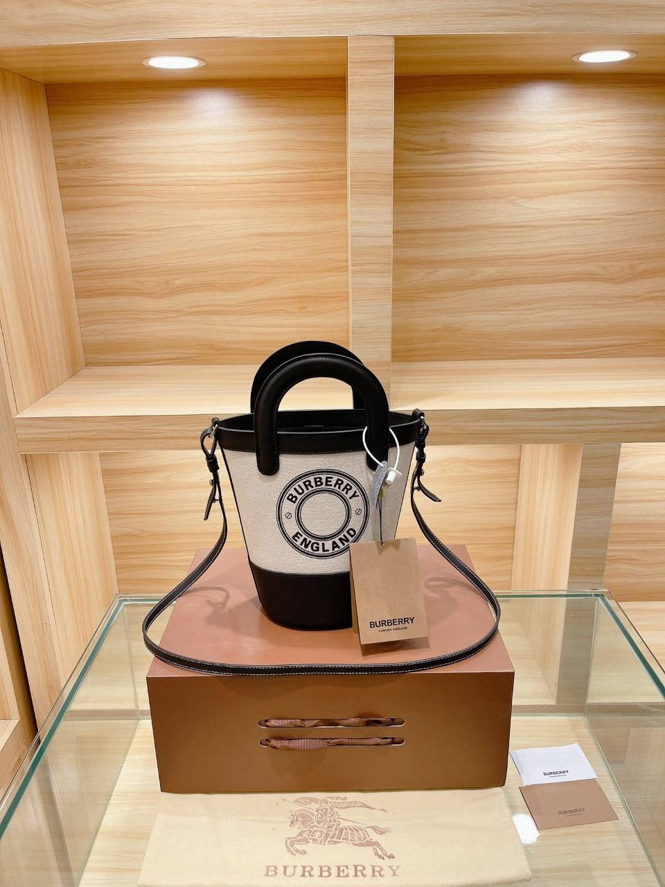 BURBERRY MINI CANVAS CROSSBODY BAG *งานหรูมาก 👑👑 สินค้าพรีเมียมกิ้ฟท์เคาเตอร์น้ำหอมต่างประเทศ กระเป๋าทรง CROSSBODY ใบขนาดกำลังดี *ผ้าแคนวาสคาดหนังวัวแท้ อะไหล่ทอง ปักโลโก้แบรนด์ด้านหน้า ด้านในเปิดปิดด้วยกระดุมคาด สามารถใส่กระเป๋าสตางค์สั้น