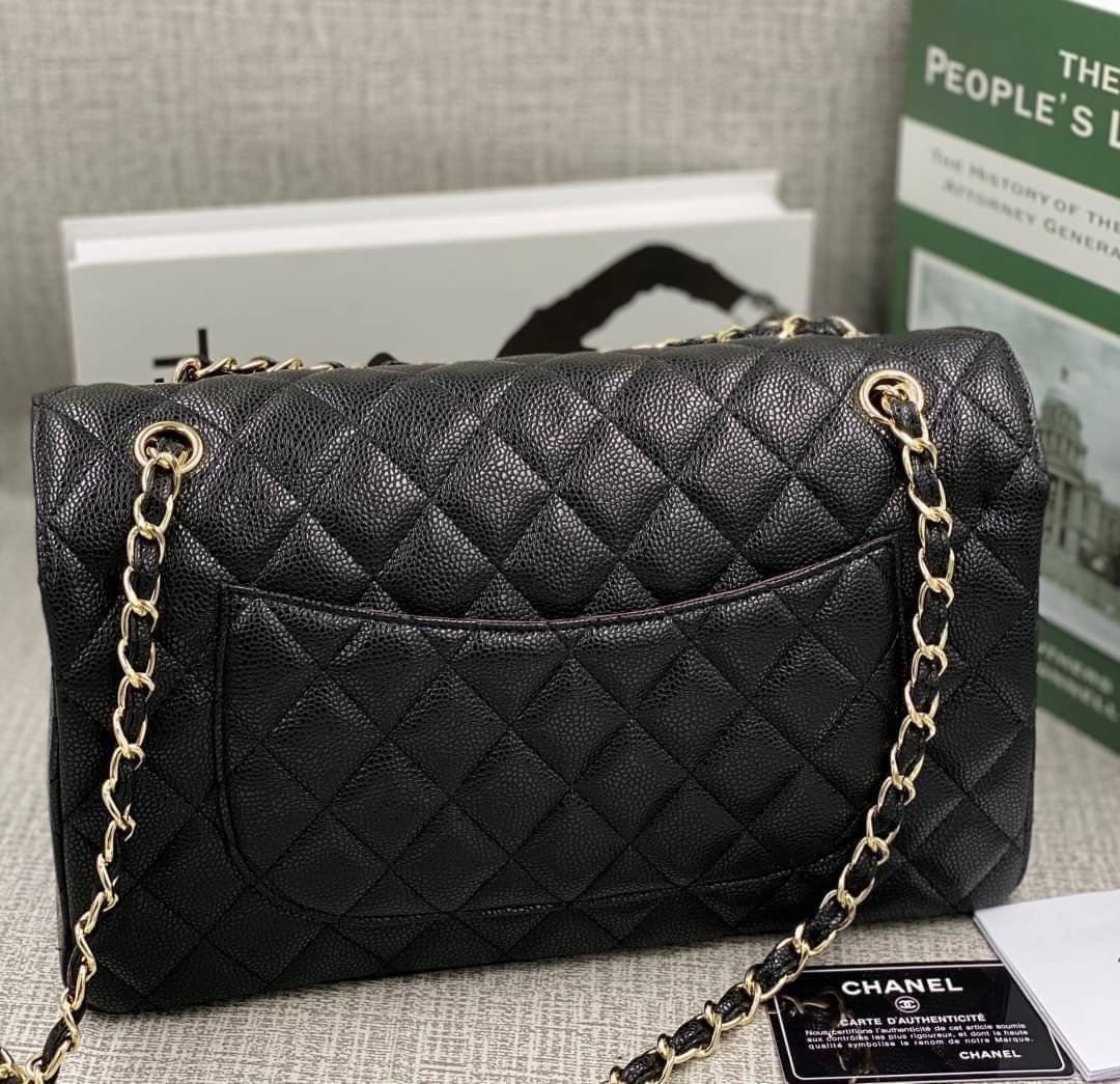 หนังแท้ CHANEL LARGE CLASSIC JUMBO HANDBAG 30cm พร้อมส่งที่ไทย Lambskin & Grained Calfskin กระเป๋าสะพายคลาสสิกใบใหญ่ หนังแท้และโลหะสีทอง/สีเงิน ภาพสินค้าถ่ายจากงานขายจริง ใช้งานต่างประเทศได้