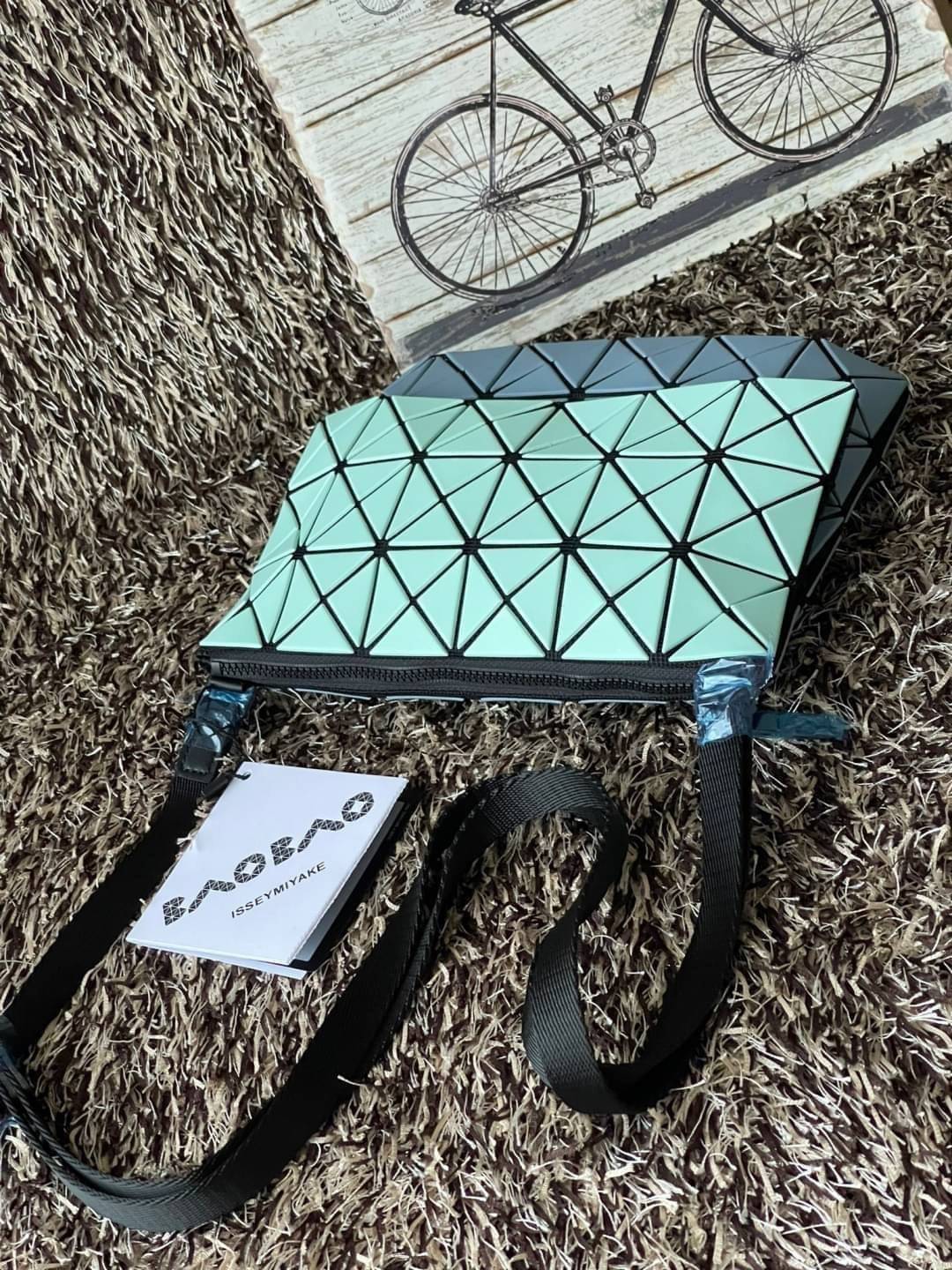 Baobao Issey Miyake Prism Kangaroo crossbody bag กระเป๋าสะพาย Crossbody รูปทรงสี่เหลี่ยมผืนผ้า ไซส์กำลังพอดี เห็นแบบนี้บอกเลยว่าใส่ของสำคัญได้แบบครบถ้วน ไม่ว่าจะเป็นโทรศัพท์ กระเป๋าตังค์ หรือพาวเวอร์แบงค์ จัดเป็นอีกหนึ่งรุ่นที่น่ารัก สายสะพายปรับได้ตามควา