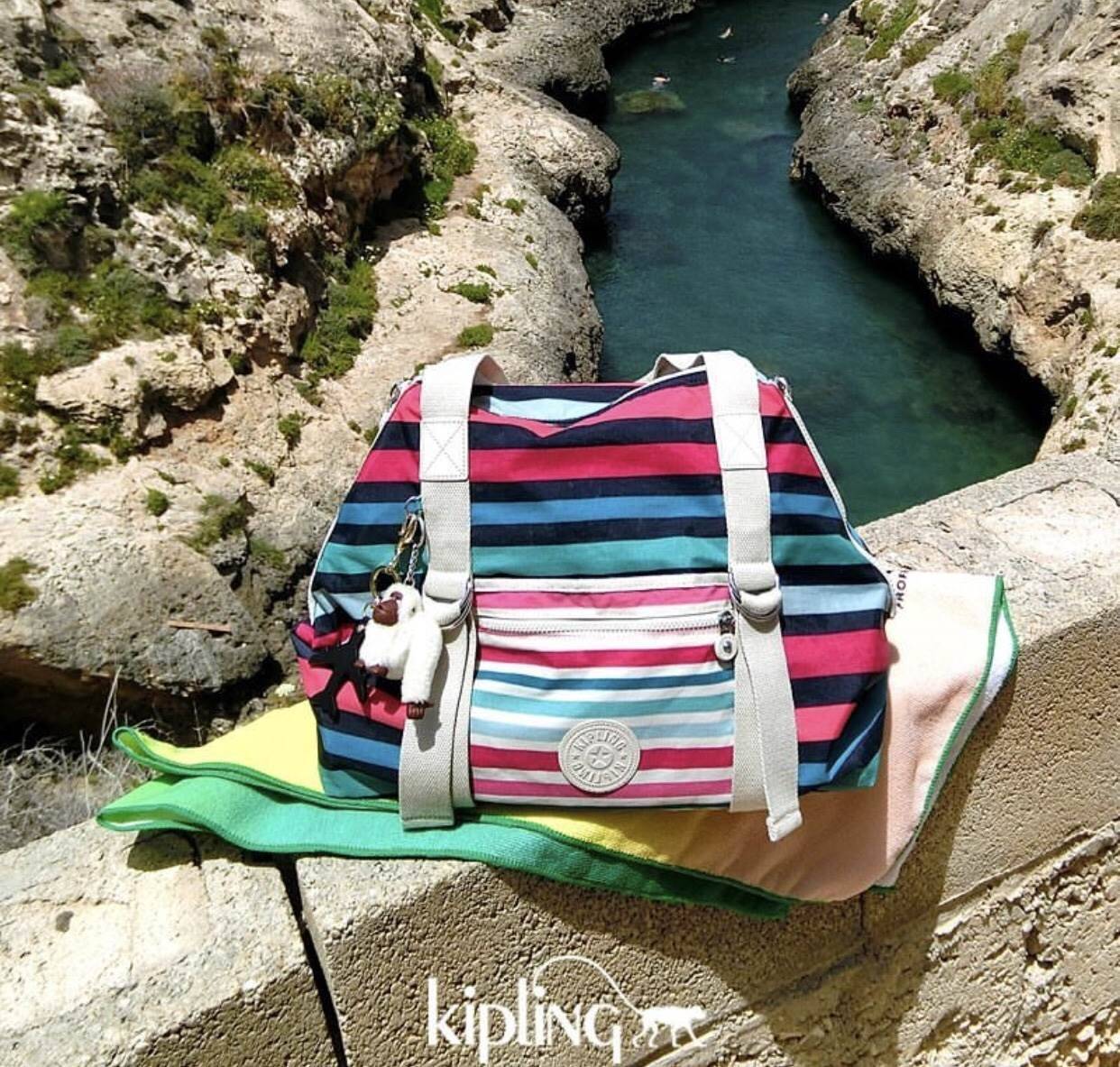NEW ARRIVAL! KIPLING ART (LARGE) TOTE BAG 2018 กระเป๋าถือหรือสะพายรุ่นใหม่ใบใหญ่จุใจสาวๆที่สัมภาระเยอะ วัสดุ Nylon+Polyester 100% น้ำหนักเบา โดดเด่นที่สามารถรูดซิปมุมกระเป๋าเปลี่ยนทรงได้ไม่จำเจ มีหูหิ้วสะพายไหล่ได้ มือจับหูหิ้วเป็นหนังปั้มโลโก้ พวงกุญเเจล