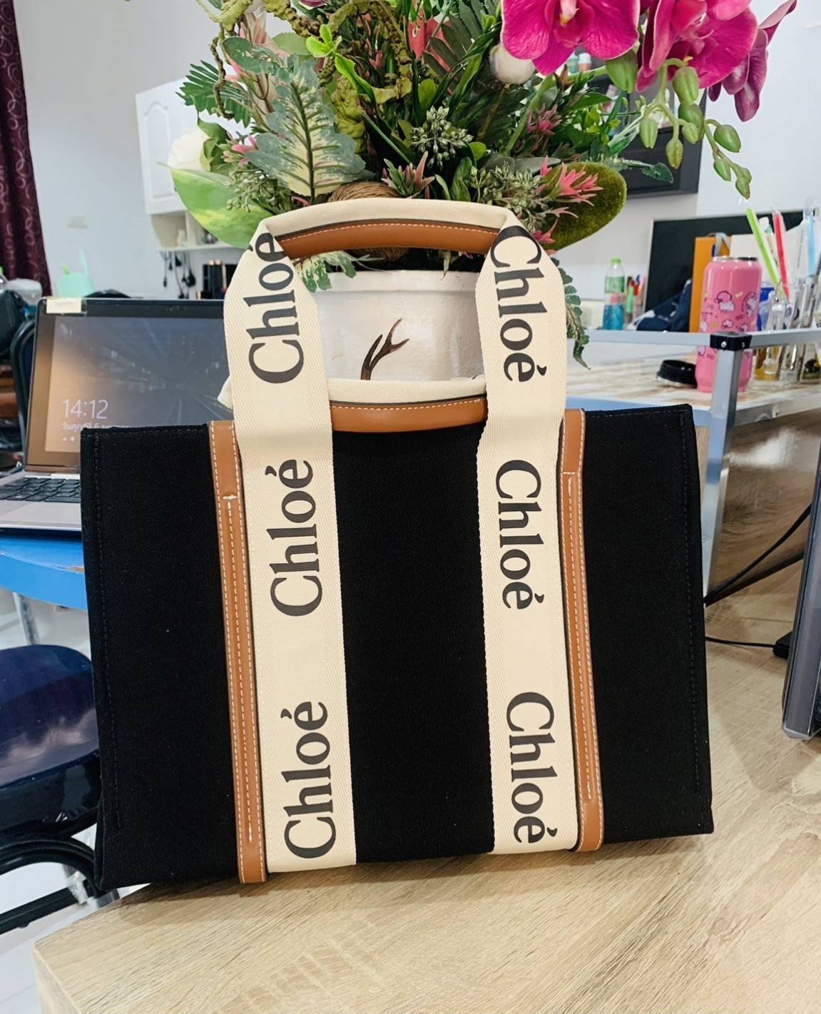 CHLOE Woody Medium canvas tote กระเป๋าทรงTote ผ้าCanvas งานฮอตรุ่นฮิตสไตล์หรู รุ่น Woody Medium ของ Chloé เข้ากับไลฟสไตล์ชีวิตประจำวัน ผ้าเนื้อหนา ใช้งานทนทาน