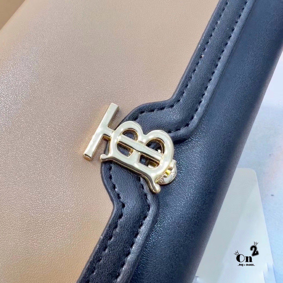 BURBERRY long wallet / BB vintage long wallet กระเป๋าสตางค์ใบยาวแบรนด์หรู เป็นไอเท็มสุดฮิต ติดทุกกระแส แรงไม่เคยตก รุ่น unisex สีไหนใครๆก็ใช้ได้หมด อยู่ที่ใจ!! ❤️ ใบยาวขนาดกำลังเหมาะมือ ถือแล้วขับผิวทุกสี ภายในมีช่องใส่บัตรเยอะ แบ่งสัดส่วนสวย ใส่ธน