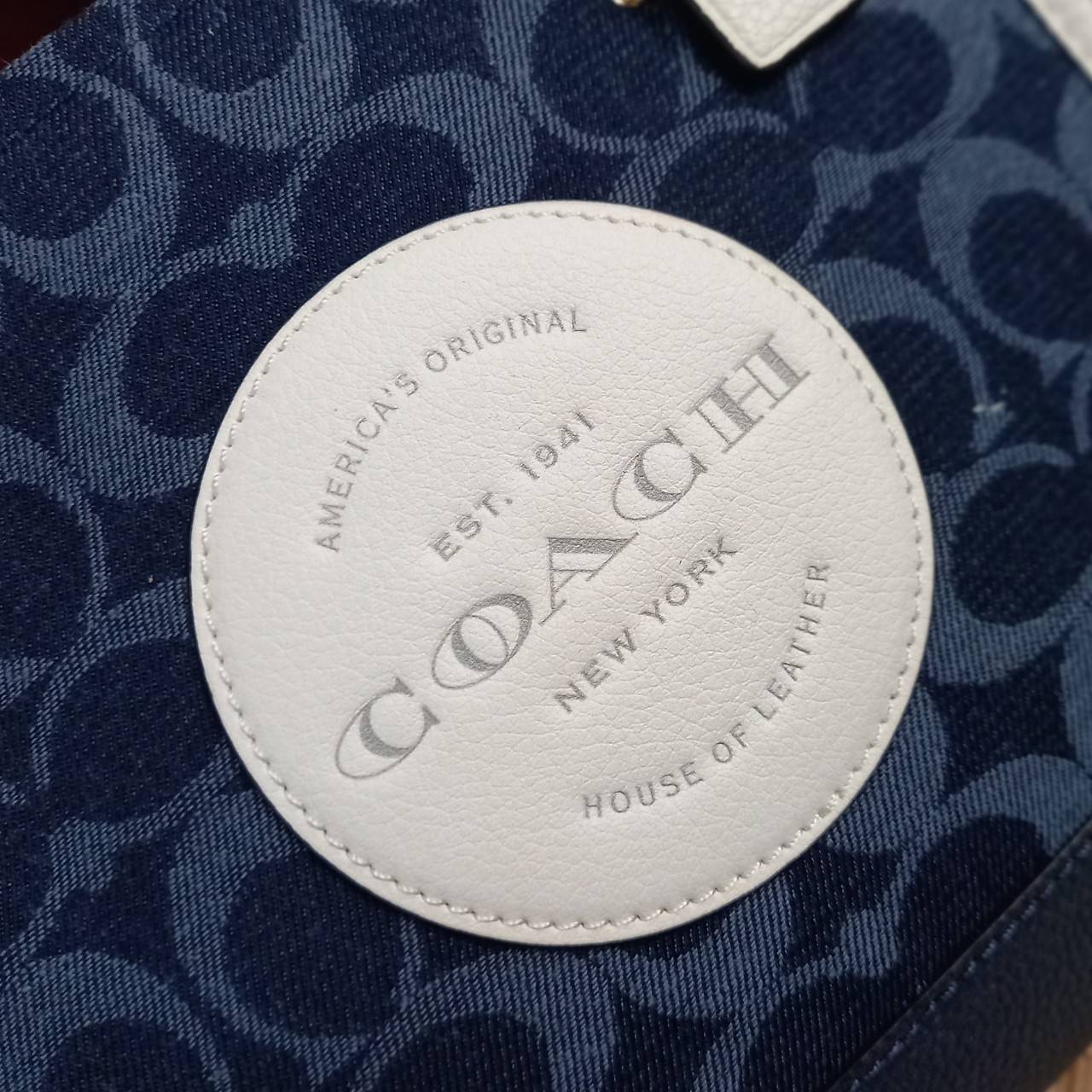 OUTLET 】COACH DEMPSEY TOTE 22 IN SIGNATURE JACQUARD WITH COACH PATCH (C5638) ฮิตมาก พลาดไม่ได้เชียว 🤩ตอกย้ำความแรง กับทรงTOTE ยอดฮิต เวลานี้ ยกให้เลย//กระเป๋าถือ หรือสะพาย มีสายยาว ถอดและ //วัสดุ jacquard ทอลาย signature เก็บดีเทลหนังแท้ ใบนี้สวยค