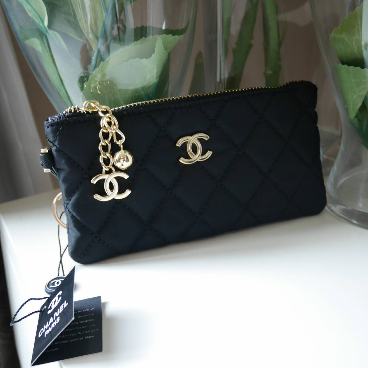 New Arrivals 2018 ♡ กับแบรนด์ดังอย่าง Chanel ตัวนี้มีมาให้สะสมจาก PERFUME COLLECTION ของสมนาคุณจากแบรนด์คะ วัสดุ NYLON แบบหนาเต็มใบ กันน้ำได้ *อะไหล่ทอง เปิดปิดด้วยซิปที่ห้อย CC สุดหรู + ลูกตุ้มกิมมิคน่ารัก ด้านในใส่เหรียญ+แบงค์ ของจุกจิกได้ ใส่ iP