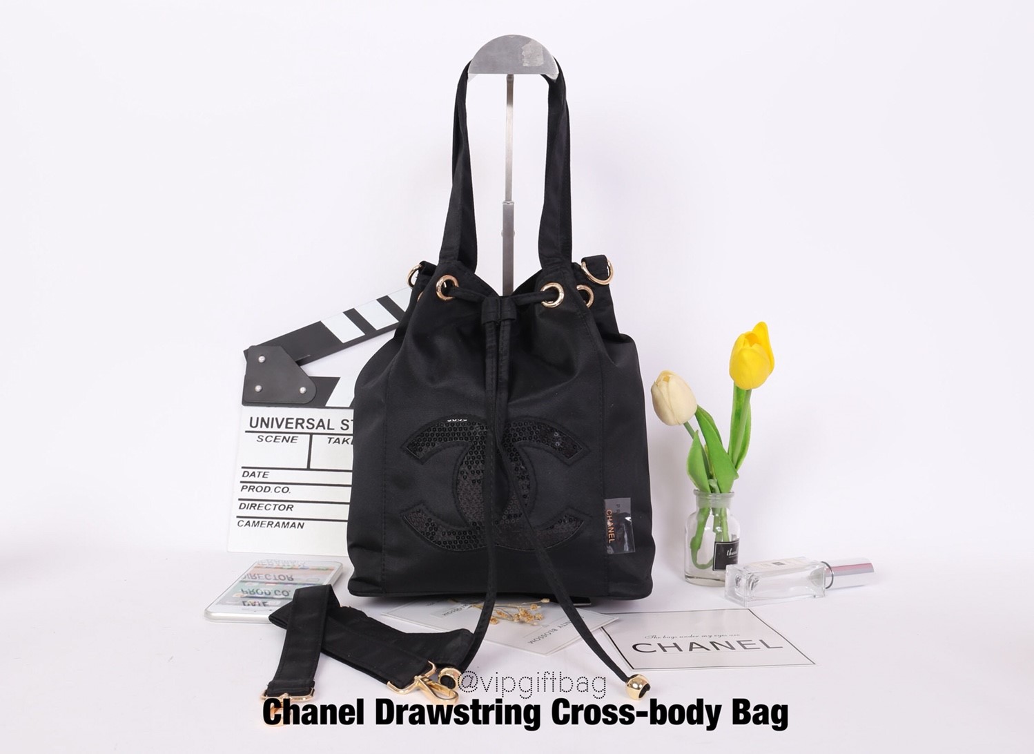 Chanel Drawstring Cross-body Bag (2017) วัสดุ (Material) : Nylon กระเป๋าจากแบรนด์ chanel รุ่นใหม่ปี 2017 มาแล้วค่า ไม่ต้องบรรยายดูจากรูปได้เลย สวยมาก ได้ลุคคุณหนูมากกก ตรงอะไหล่ทองปั๊มโลโก้ อย่างดี เป็นทรงกระดุมแม่เหล็กค่ะ
