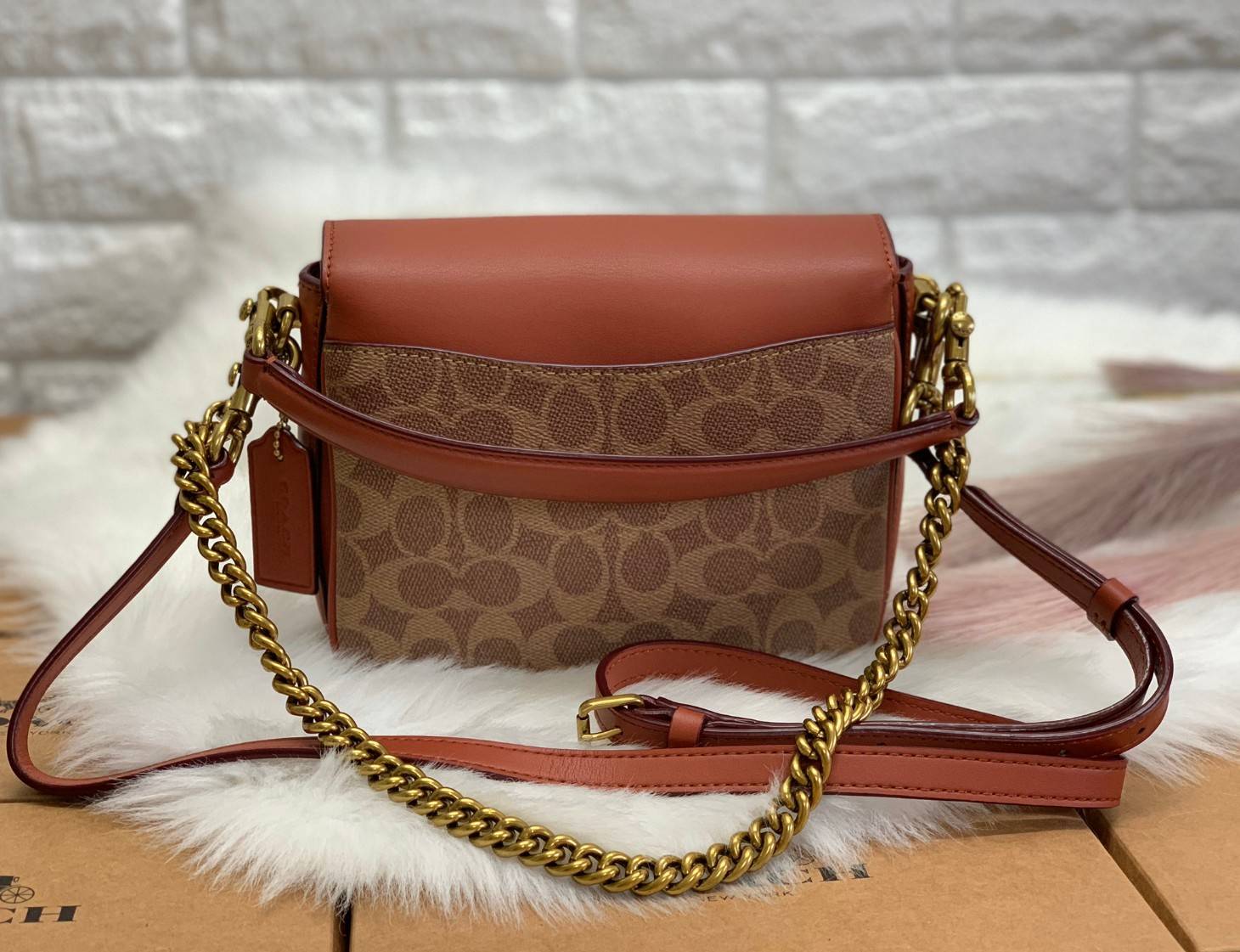 COACH CASSIE CROSSBODY 19 IN SIGNATURE BAG 💋สวย คลาสสิค ดูดีมีระดับมากๆค่ะ!! กระเป๋าแบบหิ้วได้//คล้องไหล่ได้//สะพายข้างหรือครอสบอดี้ร์ได้ วัสดุหนังแท้ทั้งใบอย่างดีค่ะ เปิดปิดกระเป๋าแบบหมุนล็อค ภายในแบ่ง3ช่อง แต่ละช่องกว้าง สามารถใส่กระเป๋าเงินใบกล