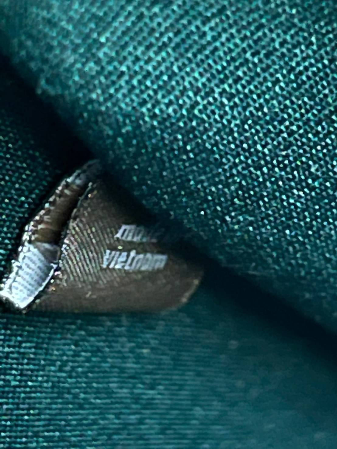 COACH JADE SADDLE BAG 91084 จุดเด่นคือ การออกแบบให้กระเป๋าเป็นรูปทรงที่โค้งมนตามสไตล์โฮโบ (Hobo Style) ผสมผสานกับความสวยงามของโลโก้ด้านหน้าอันเป็นเอกลักษณ์ สายสะพายข้างที่สามารถปรับระดับได้ สวยสะดุดตา ดูแลง่าย นอกจากนี้ คุณยังสามารถนำไป Mix & Match กับการ