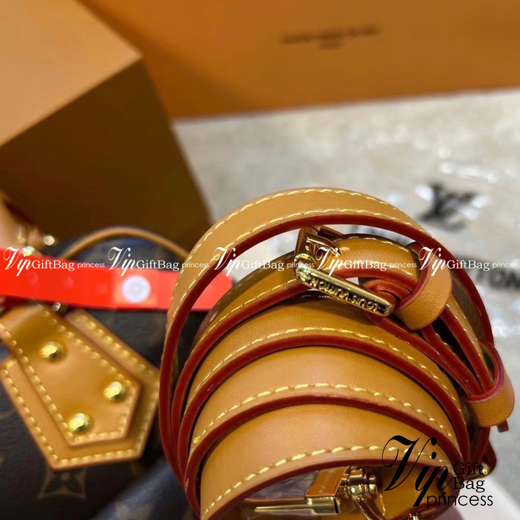 LV Manhattan Pm Monogram Handbag กระเป๋าถือทรงผู้ดี คลาสสิค สวยหรู ไซส์กำลังสวย ดีไซน์ตกแต่งกระเป๋าเล็กด้านหน้า ใส่ของจุกจิกได้ วัสดุหนังแคนวาส ภายในโล่งกว้างมาก มีช่องซิปและช่องย่อย มาพร้อมสายสะพายครอสบอดี้