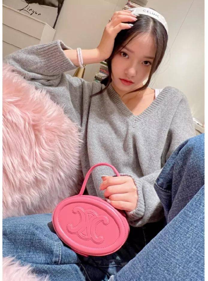 VIP 🥂 CELINE OVAL MINAUDIERE CUIR TRIOMPHE น้องน่ารักม้ากกกก!! น่ารักตะโกนไปเลย!! กับกระเป๋าทรง oval รุ่นแรร์ไอเท็ม ที่หายาก และ sold out ไปหลายรอบ!! น้องใบกะทัดรัด สำหรับสาวๆที่ชอบพกพกของแบบง่ายๆ ให้ชีวิตไม่ยุ่งยาก คล้องแขนใช้งานเก๋ๆ วัสดุหนังสัง