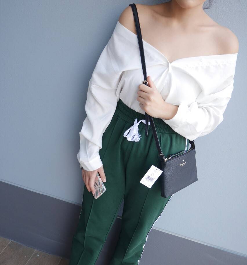 KATE SPADE NEW YORK กระเป๋าสะพายขนาดเล็ก หนังนิ๊มนิ่ม เปิดปิดด้วยซิป มีที่จับหนังเก็ๆ ด้านในมีช่องซิป+ช่องใส่ของจุกจิก ใส่กปต.สั้น + มือถือได้ทุกรุ่น น้ำหนักเบา สายพะพายปรับได้แบบเข็มขัด สะพายชิวๆ Minimal look น่ารักมากๆค่ะ