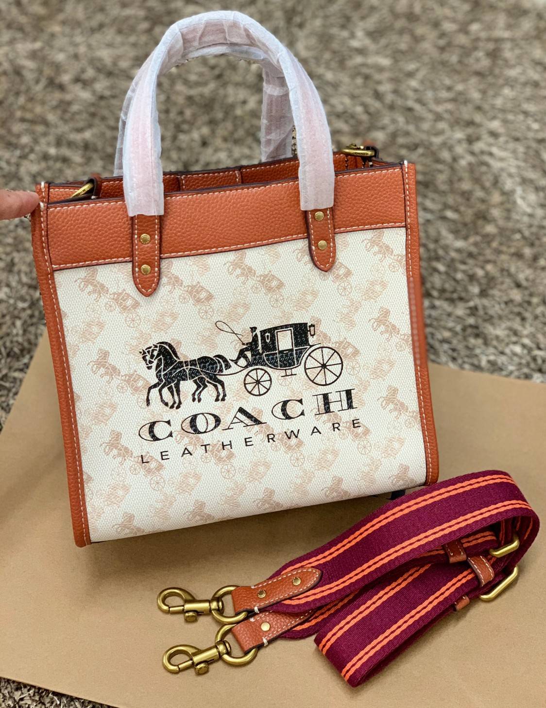 COACH FIELD TOTE 22 WITH HORSE AND CARRIAGE PRINT CARRIAGE BADGE((C8456)) 💫พร้อมส่งที่ไทย ใหม่ล่าสุด คุณภาพเกินเบอร์เลยจ้าา! กระเป๋าทรงTote ไม่ว่าโอกาสไหนๆ คุณสามารถพกพาไปได้ทุกที่ค่ะ หนังแท้อย่างดี! สวย นิ่มมือดีมากค่ะ