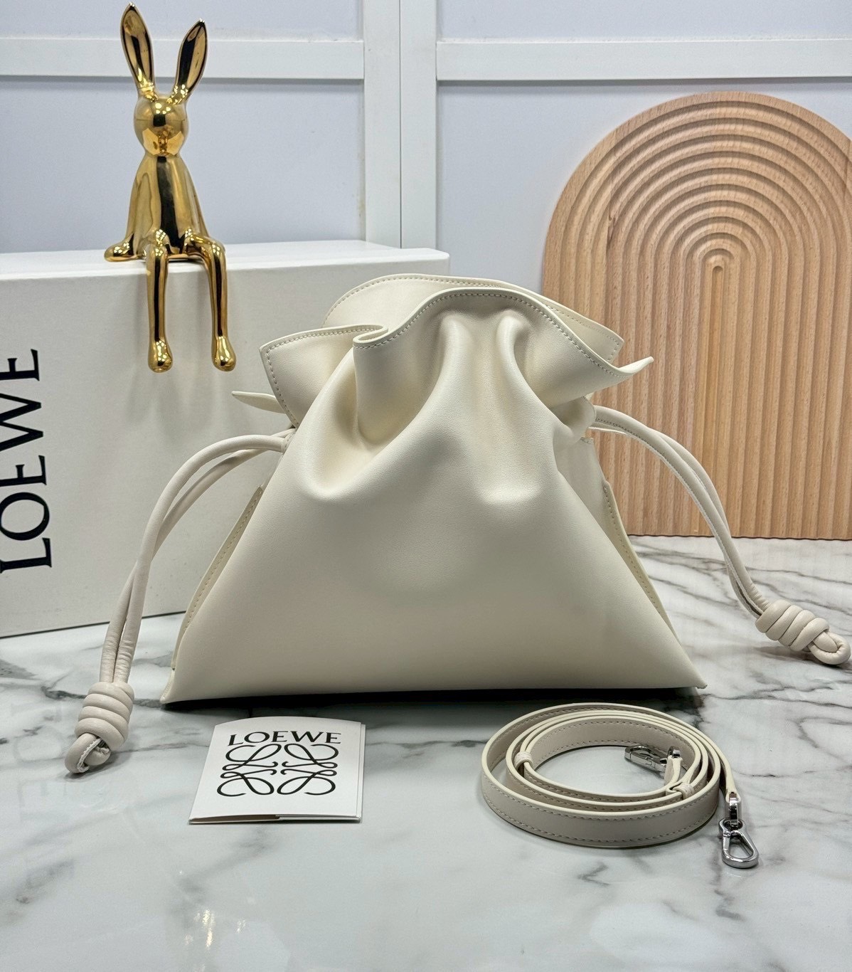 ORI หนังแท้ | Medium Loewe Flamenco clutch in nappa leather 30cm กระเป๋าสะพายทรงคลัชดีไซน์รูดเชือก เรียบหรูดูแพง เรียบง่ายใช้งานสะดวก หนังแนปป้าให้สัมผัสนุ่มสบายผิว มาพร้อมสายสะพายร้อยห่วงหรูหรา