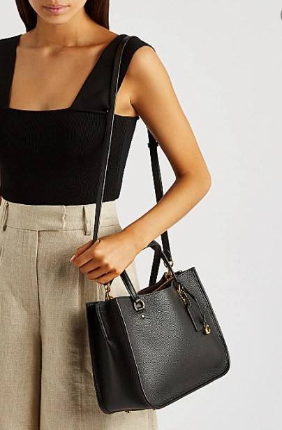 COACH C3889 TYLER CARRYALL 28 IN SIGNATURE CANVAS ((C3460//C3889)) รุ่นยอดฮิตที่สาวๆหลายคนเรียกร้อง กับกระเป๋าถือ/สะพายทรงสวย ที่มาพร้อมสายสะพายไหล่ในตัว และสายครอสบอดี้สำหรับสะพายข้าง ตัวกระเป๋าถูกแบ่งเป็นสัดส่วนสวยงาม มีช่องซิปกลางที่ใหญ่พอสมควร และยังม