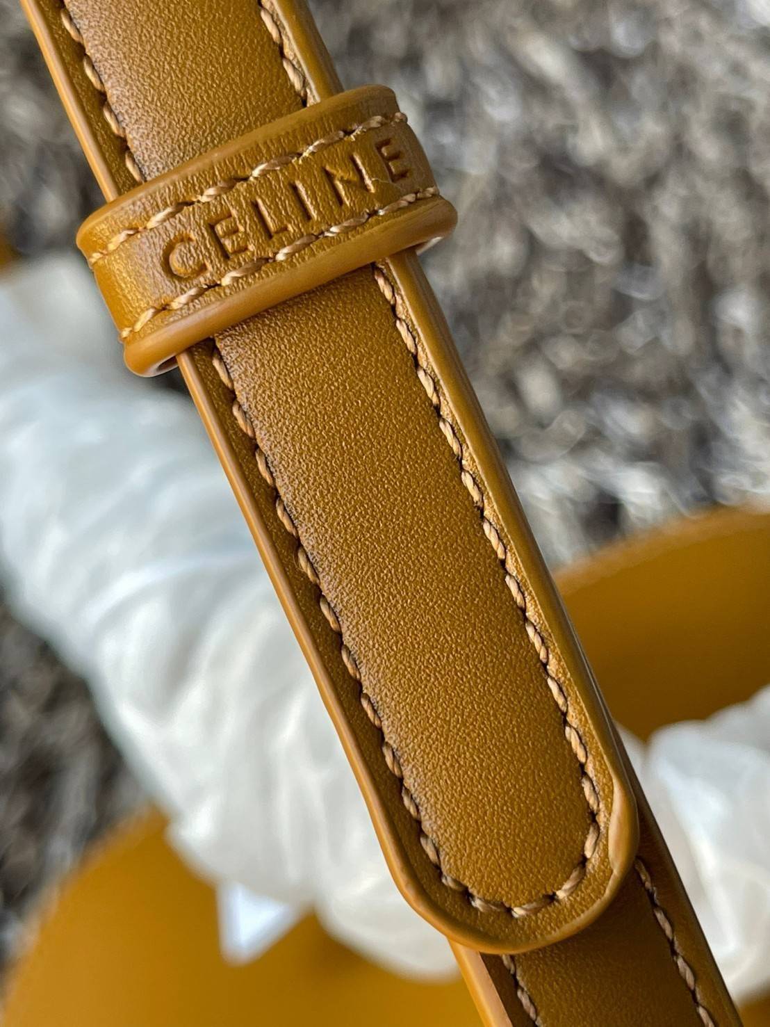 Celine MEDIUM TRIOMPHE BAG IN SHINY มีรูปทรงเป็นกล่องคล้ายกับกระเป๋า Classic Box แต่มีการออกแบบโลโก้ที่สะดุดตาแบบวินเทจ ด้วยดีไซน์ที่ดูโฉบเฉี่ยว แต่คงความคลาสสิคอย่างเต็มเปี่ยม ทำให้เป็นที่ดึงดูดความสนใจของสาวๆ สายสะพายสามารถปรับระดับได้ มีความคล่องตัวในก