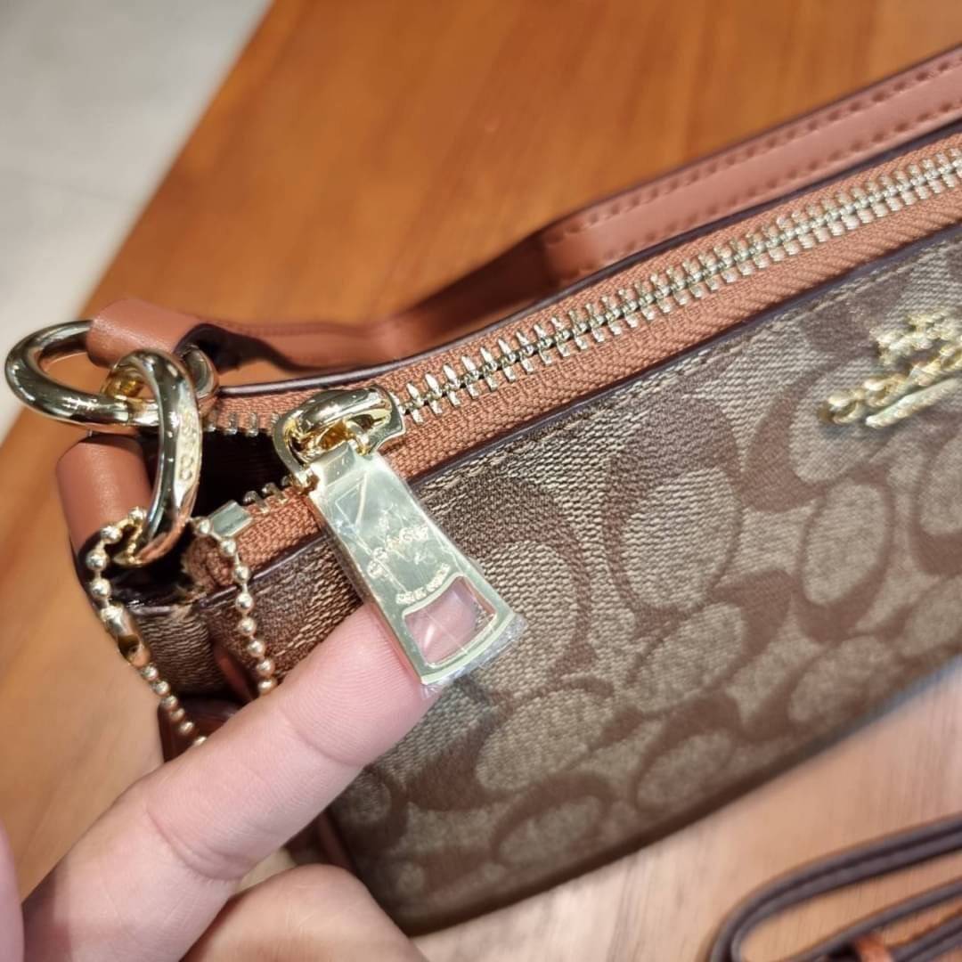 COACH F58321 TOP HANDLE POUCH อีกรุ่นฆ่าไม่ตาย!! 😎 ขายดีขายหมด ขายรวยขายปังๆ!! กระเป๋าพอชจากโค้ช ทรงใช้งานง่าย สะดวก กะทัดรัด วัสดุหนังแคนวาสเคลือบคุณภาพดี มาพร้อมสายคล้องในตัว และสายสะพาย crossbody ปรับเปลี่ยนได้ตามสไตล์ อีกหนึ่งไอเท็มที่สาวๆต้อง