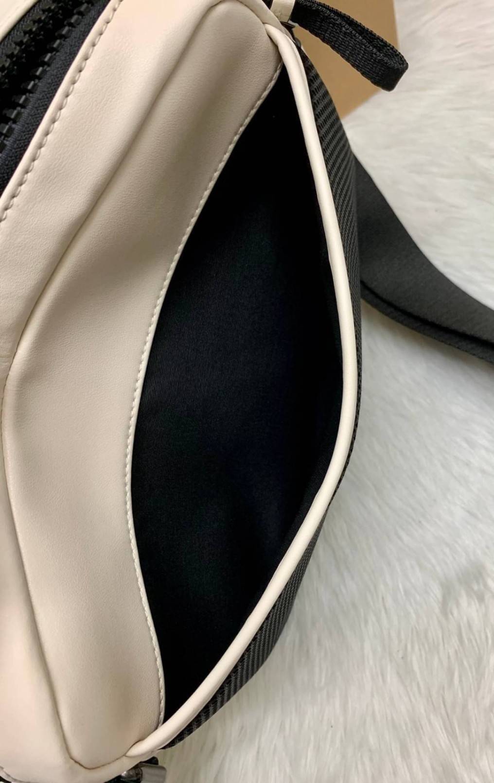 COACH EDGE CROSSBODY IN SIGNATURE CANVAS กระเป๋าสะพายครอสบอดี้ร์ วัสดุหนังแท้ หนังนิ่มอย่างดีค่ะ ด้านหน้ามีช่องซิปซ่อนให้หนึ่งช่อง เปิดปิดช่องหลักแบบซิปคู่ภายในกว้าง ใส่ของได้จุเลยนะคะ มีช่องซิปและช่องเล็กให้อีก2ช่อง;ด้านหลังกระเป๋าเป็นช่องโล่งใส่ของอีกช่