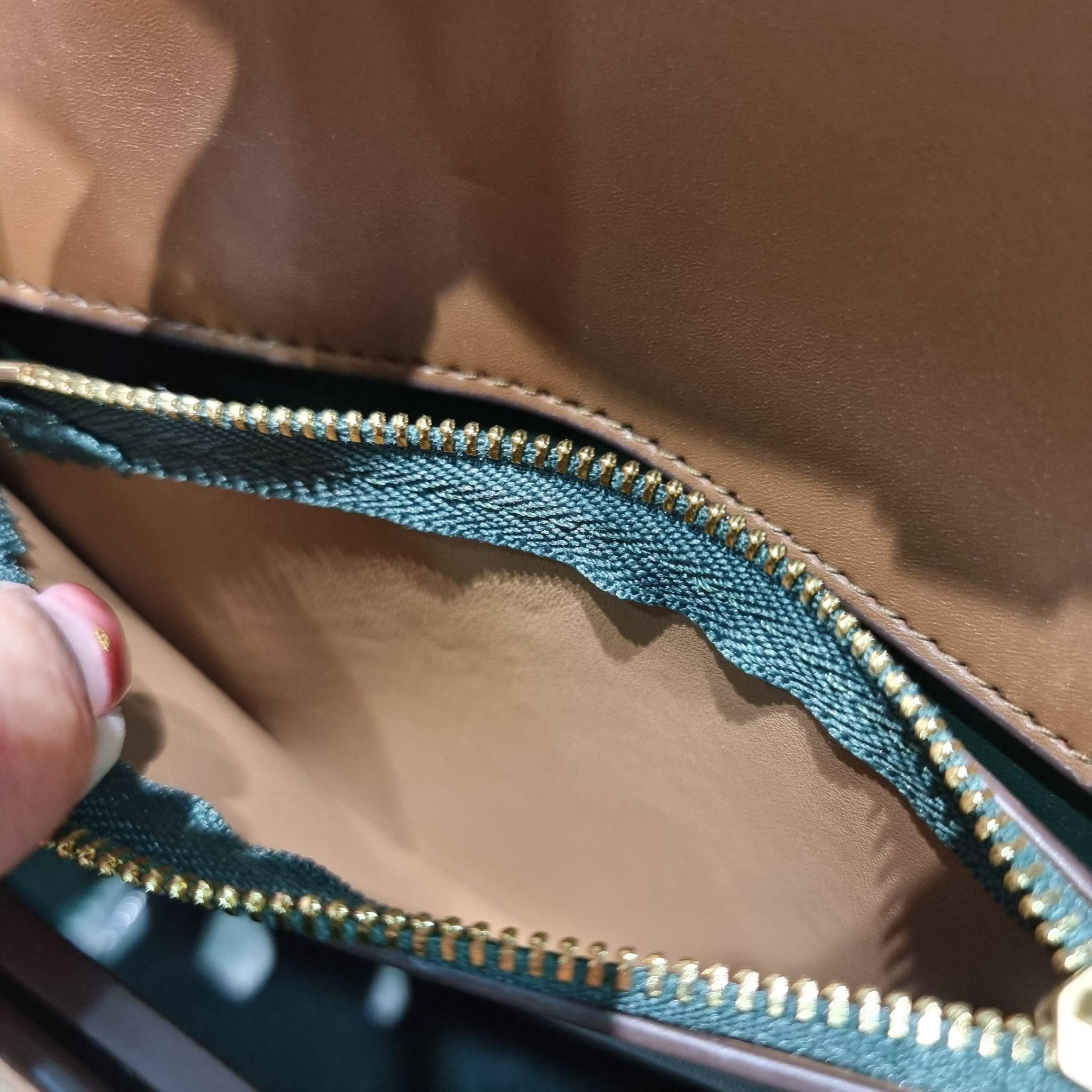 Tory Burch Bag / TORY BURCH ELEANOR SMALL CONVERTIBLE SHOULDER BAG ฮอตไอเท็ม รุ่นนี้ขายดีขายหมด สวยหรู คุณหนู ผู้ดี!! หายากมากแล้วน้า กระเป๋าสะพายข้าง ดีไซน์อยู่ทรง ขนาดกำลังสะดวกใช้ เปิด-ปิดด้วยแถบแม่เหล็ก