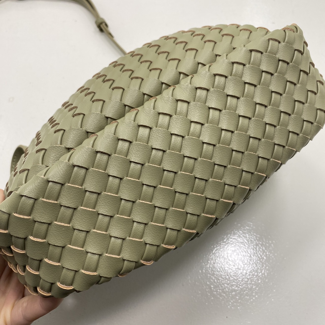 BOTTEGA intrecciato leather Snap Handle Handbag กระเป๋าถือ/สะพาย ดีไซส์สานเป็นเอกลักษณ์ หูจับในตัว หนังสวยงาม เกรดออริ สลับแท้ 1:1 ใช้งานต่างประเทศได้