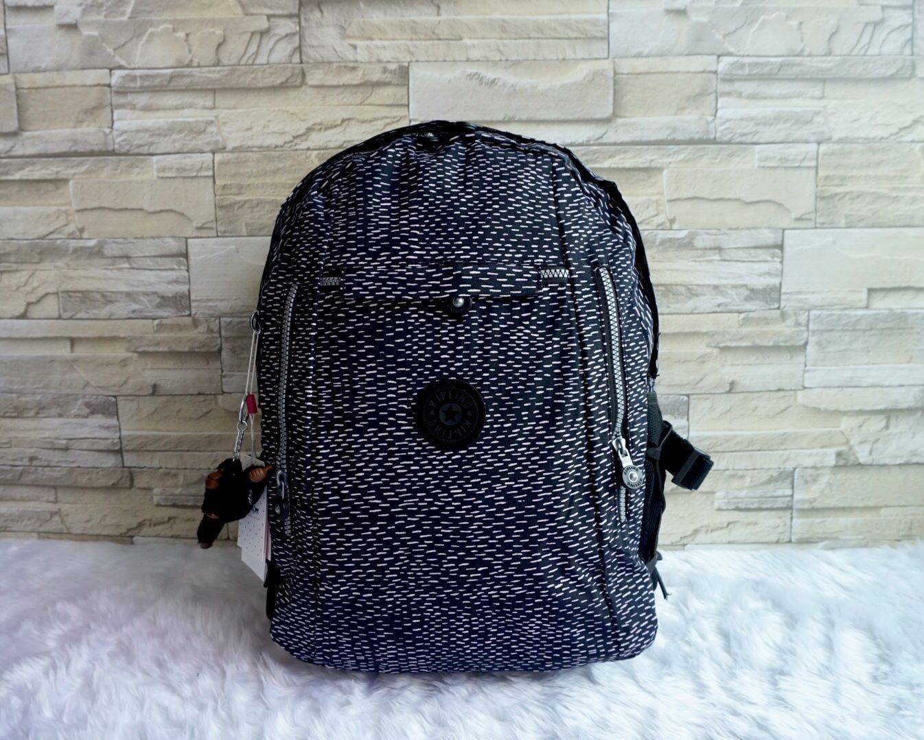 KIPLING BACKPACK K502 กระเป๋าเป้สะพายใบใหญ่ จุของได้เยอะมากๆ วัสดุ nylon + polyestor% กันน้ำ ด้านหน้ามี ช่องใส่ของจุกจิก ช่องซ้ายขวา ช่องหลักเปิดปิดด้วยซิป ภายในแบ่งเป็นสัดส่วย มีช่องแยกใส่ Laptop ใบขี้ขะได้เยอะ จะใช้ไปเรียน ไปนิมหรือท่องเที่ยวก็ตอยโจทย์ค