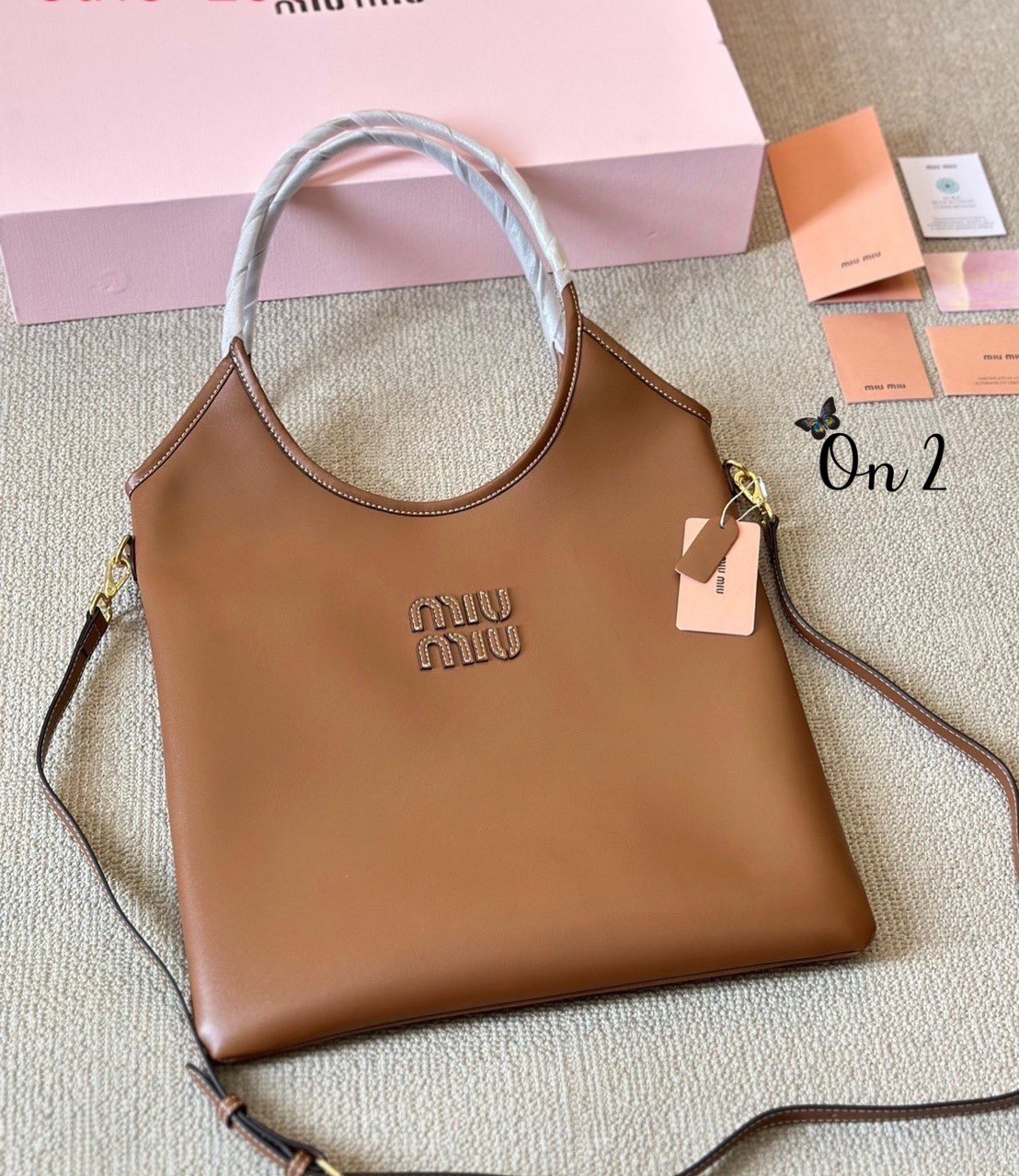 พร้อมส่ง 2 สี MIU MIU IVY leather bag / MIU MIU TOTE BAG กระเป๋าถือทรงโท้ทใบใหญ่ทรงสูงคอลใหม่ งานหนังเรียบเต็มใบ มีความยูนิค ใช้งานได้หลากหลายใช้ได้จริงสวยเรียบหรู จับแมตช์ง่าย สวยงาม