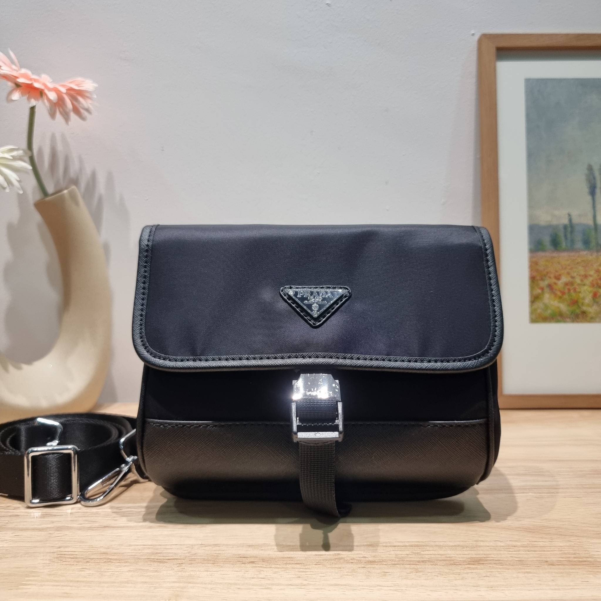 PRADA RE-NYLON AND SAFFIANO LEATHER SMARTPHONE CASE / PRADA Messenger Bag กระเป๋าสะพายสปอร์ต ดีไซน์หรู เรียบง่าย ดูแพง น้ำหนักเบา สายสะพายถอดออกได้