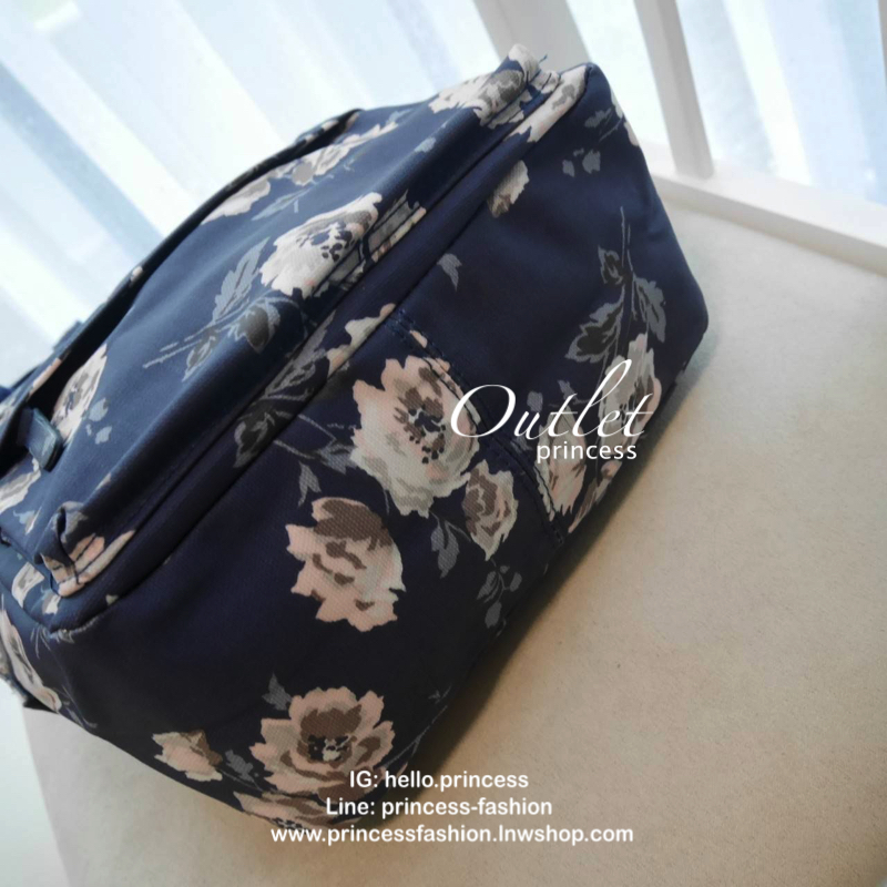 CATH KIDSTON MINI BACKPACK กระเป๋าสะพายเป้รุ่นมินิ วัสดุ PVCกันน้ำ สามารถเช็ดทำความสะอาดได้ เปิดปิดด้วยซิปสะดวกใช้ ด้านหน้าประดับโลโก้ cath Kidston พร้อมช่องซิปด้านนอกใส่กระเป๋าสตางค์ มือถือได้ ด้านในมีช่องซิป สามารถใส่ipad ได้สวยคลาสิคน่ารักน่าใช้ สาวๆที
