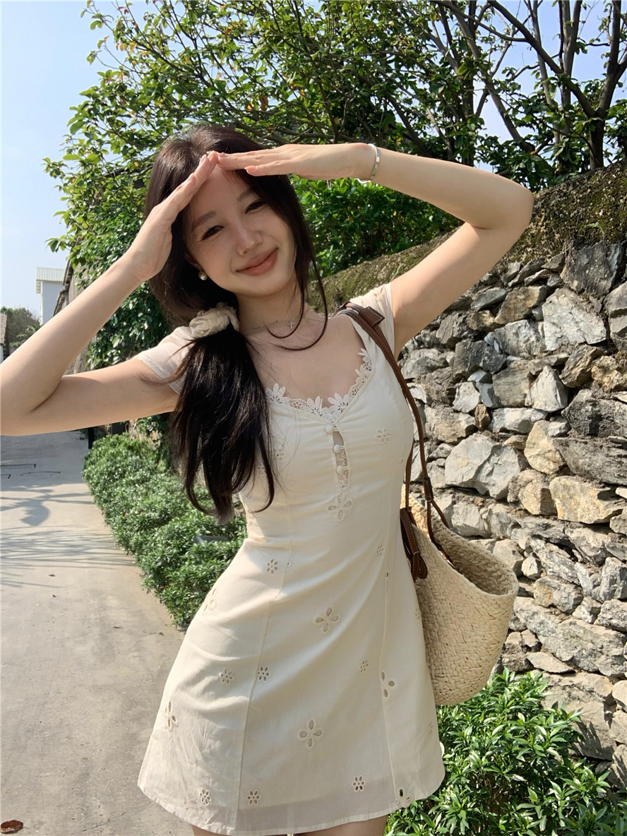 พร้อมส่ง 🍞 White floral dress เดรสแขนสั้นฉลุลายดอกสวยมาก (IN38689)
