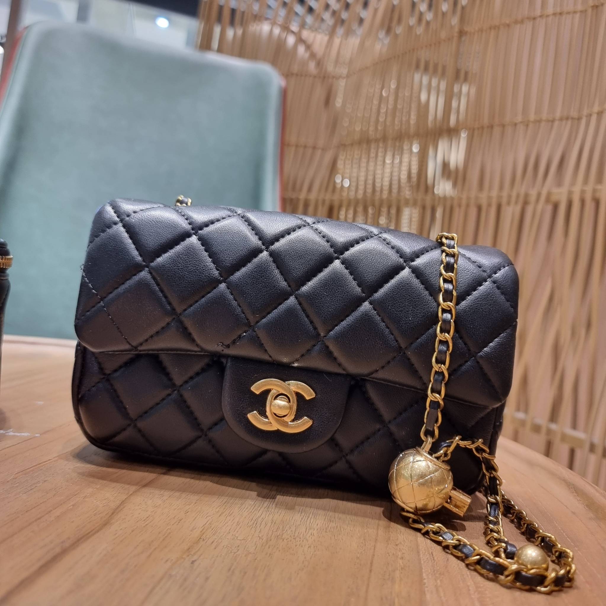 VIP 🥂 เซ็ทคือที่สุดของความคุ้ม CHANEL GIFT BOX SET สุดหรูชวนให้สะสม สุดยอดไอเท็มหายากพร้อมเสิร์ฟครบชุด สุดคุ้ม มาพร้อมกระเป๋าสะพายถึง 2 ใบ สุดหรูลิมิเต็ด จับคู่รุ่นยอดฮิต และที่พิเศษยังมีน้ำหอมตัวท็อปมาให้อีก chanel no.5 ที่แสนจะเย้ายวน ในขนาด 7.5