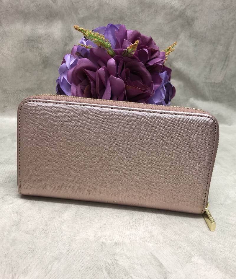 NEW TORY BURCH LONG WALLET BAG กระเป๋าสตางค์ใบยาว ซิปรอบ หนังซาฟเฟียโน่ ด้านหน้าติดโลโก้แบรนด์ เปิดปิดกระเป๋าแบบซิป หัวซิปแบรนด์นะค่ะ ด้านในแบ่งสามช่อง มีช่องซิปกลาง ช่องหน้าหลัง ใส่ธนบัตร และบัตรต่างๆได้ถึง 8 ใบนะค่ะ. ซัปในตีลายแบรนด์ สวยหรูที่สุด