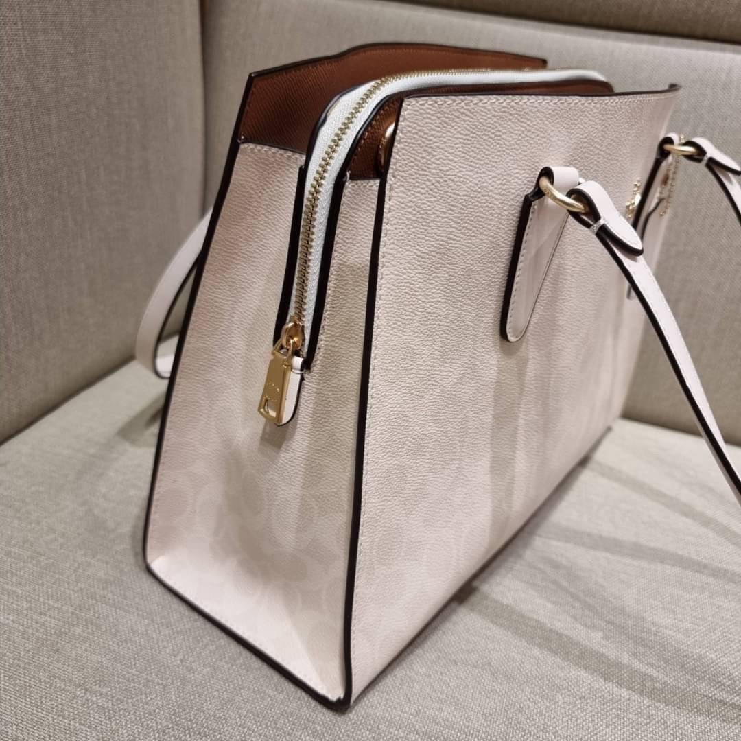 COACH C4075 TATUM CARRYALL IN SIGNATURE CANVAS คอลเลคชั่นใหม่ล่าสุด จัดมาให้ได้สวยก่อนใคร สวยหรูทุกสี!! ลุคผู้ดีต้องมาอีกหนึ่ง กระเป๋าสะพายทรงสวย ที่มาพร้อมสายสะพายไหล่ในตัว และสายครอสบอดี้สำหรับสะพายข้าง วัสดุหนัง crossgrain สวยคมมากๆ ตัวกระเป๋าถูกแบ่งเป