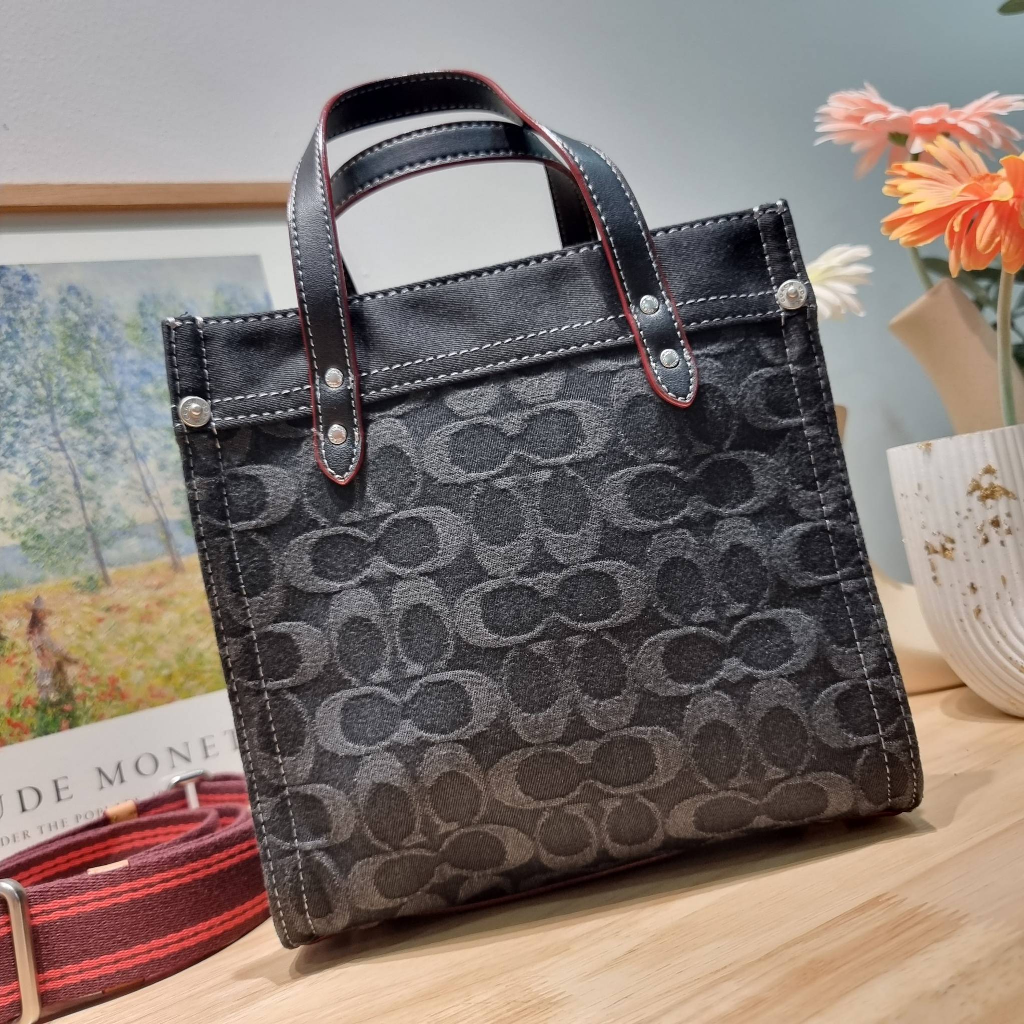 COACH CG091 FIELD TOTE 22 IN SIGNATURE DENIM คอลเลคชั่นใหม่ สีหายาก กับกระเป๋าทรงโท้ท ไซส์กำลังสวย ดีเทลปั๊มผิวเต็มใบ ดูดี มี texture