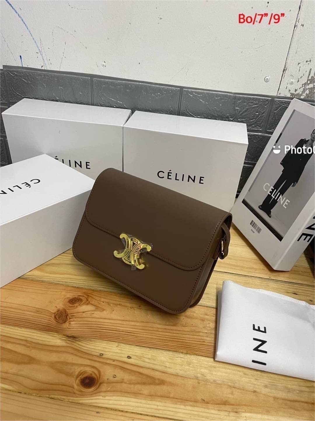 CELINE CLASSIQUE TRIOMPHE BAG / Celine Teen Triomphe Bag / Celine Bag พร้อมส่ง กระเป๋าแบรนด์หรูที่ควรมีแห่งปี รูปทรงสี่เหลี่ยมรุ่นฮอตฮิตของเหล่าดาราและเซเลบทั้งหลาย ดีไซต์เรียบหรู