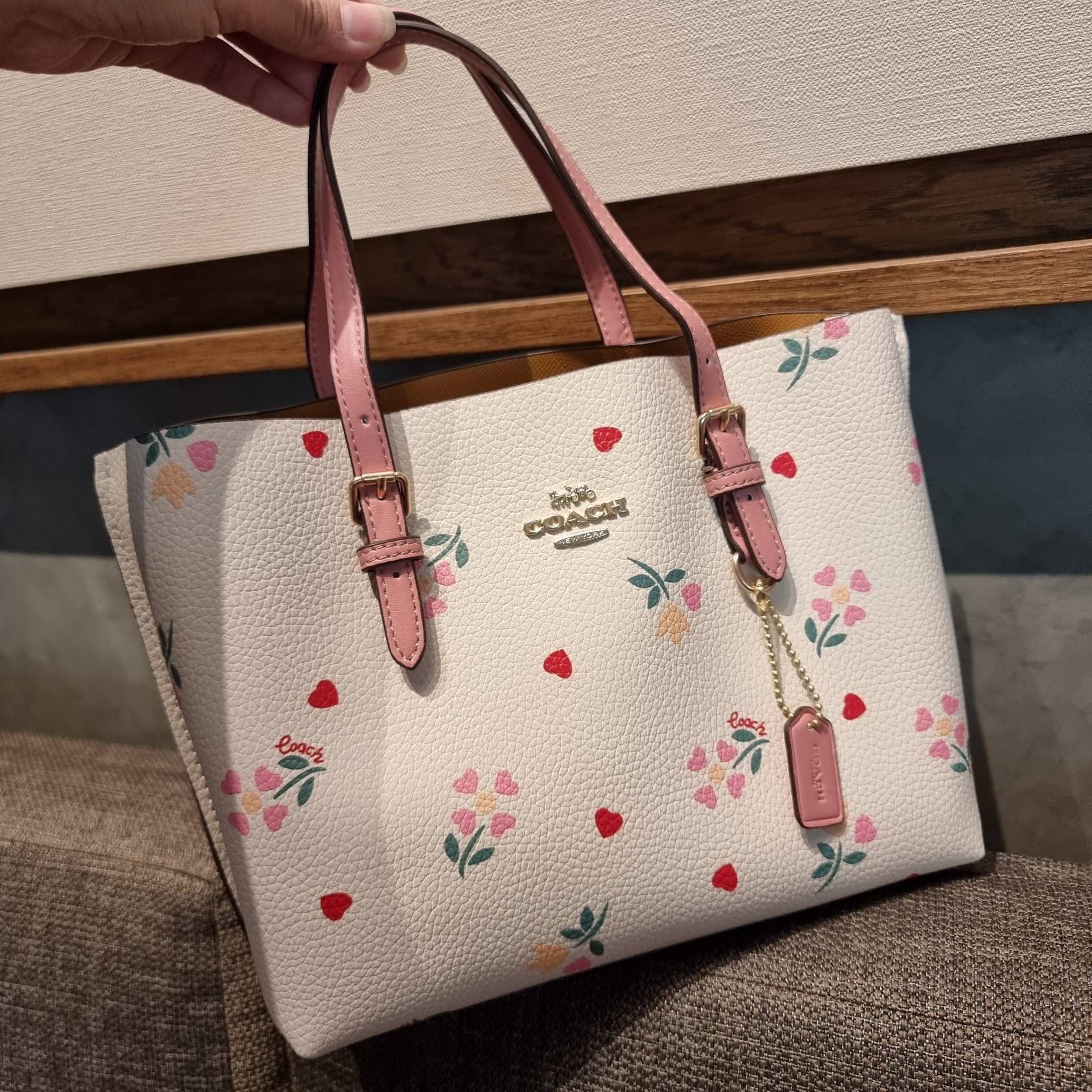 COACH C4084 MOLLIE TOTE 25 WITH HEART FLORAL ดีไซน์ใหม่ล่าสุด กระเป๋าโท้ทไซส์เล็กที่สาวๆต่างก็ต้องปักใจรัก รอบนี้น้องถูกเติมแต่งลวดลายดอกไม้ เพิ่มดีเทลความน่าใช้ไปอีก วัสดุหนัง pepble เรียบหรูดูดีม้าก!! ภายในโล่งกว้าง มีช่องซิปกลางใส่ของได้ ขนาดกำลังดีแบบ