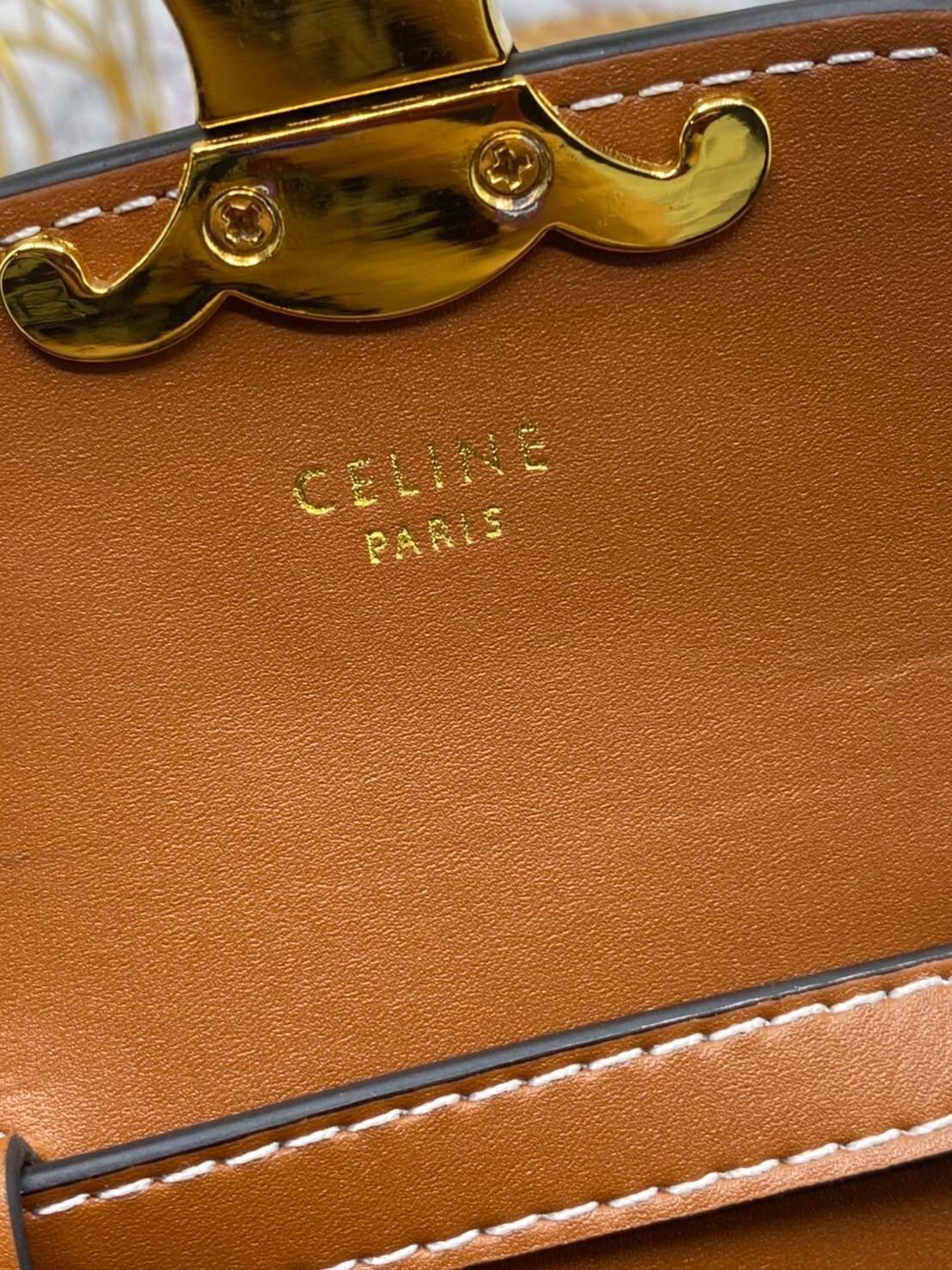 หนังแท้ CELINE MINI TRIOMPHE IN TRIOMPHE CANVAS AND CALFSKIN ใบเล็กน่ารัก งานหนังแท้ทั้งใบ กระเป๋ามินิทรงชิค ดีไซน์รูปกล่องสุดแสนมินิมอล สามารถสะพายแบบ Crossbody และยังเป็น Belt Bagได้อีกด้วย แบบไม่มีตกยุค ด้านหน้าโดดเด่นด้วยโลโก้สีทอง เป็นอีกหนึ่งตัวเลือ
