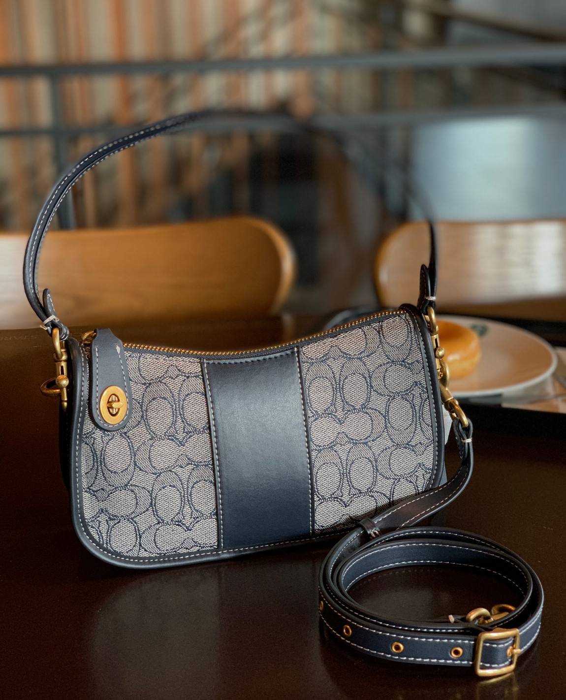 COACH SWINGER BAG IN SIGNATURE JACQUARD ((C0721))