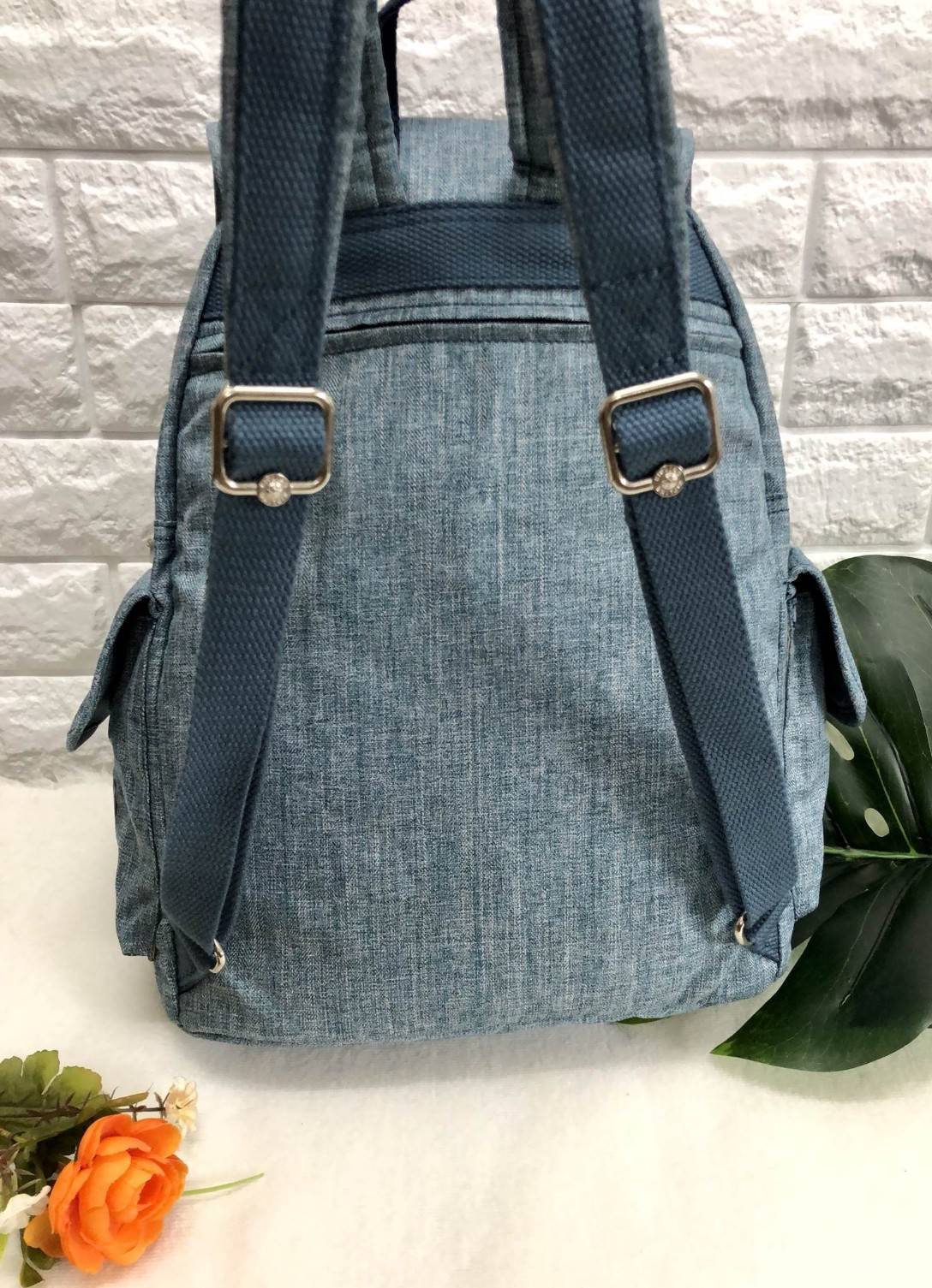 Kipling Disney's Alice in Wonderland Printed Backpack กระเป๋าเป้ Limited คอลเลคชั่น ALICE วัสดุ Denim+Polyester 100% เปิดปิดด้วยฝาปิด กระดุมแม่เหล็ก และซิปรอบ มาพร้อมพวงกุญเเจลิง ถอดเเยกใช้ได้ มีช่องซิปด้านหน้า และด้านหลัง พร้อมช่องใส่ของด้านข้าง 2 ด