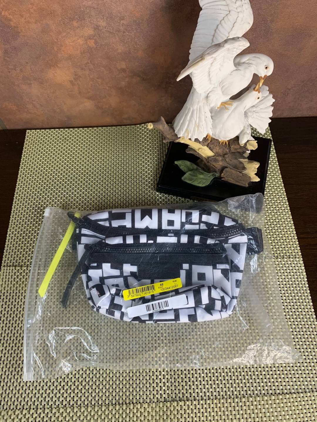 LONGCHAMP LE PLIAGE LGP BELT BAG M เท่ห์อย่างมีสไตล์กระเป๋าทรงคาดอกและคาดเอวดีไซน์แนวสปอร์ต เพิ่มความโดดเด่นทันสมัยด้วยลายซิกเนเจอร์ มีช่องซิปที่ใช้งานง่ายช่วยให้คุณหยิบใช้สิ่งของจำเป็นได้อย่างสะดวกและง่ายดาย และผสานสายรัดแบบปรับได้เข้ากับหัวเข็มขัดตัวล็อ