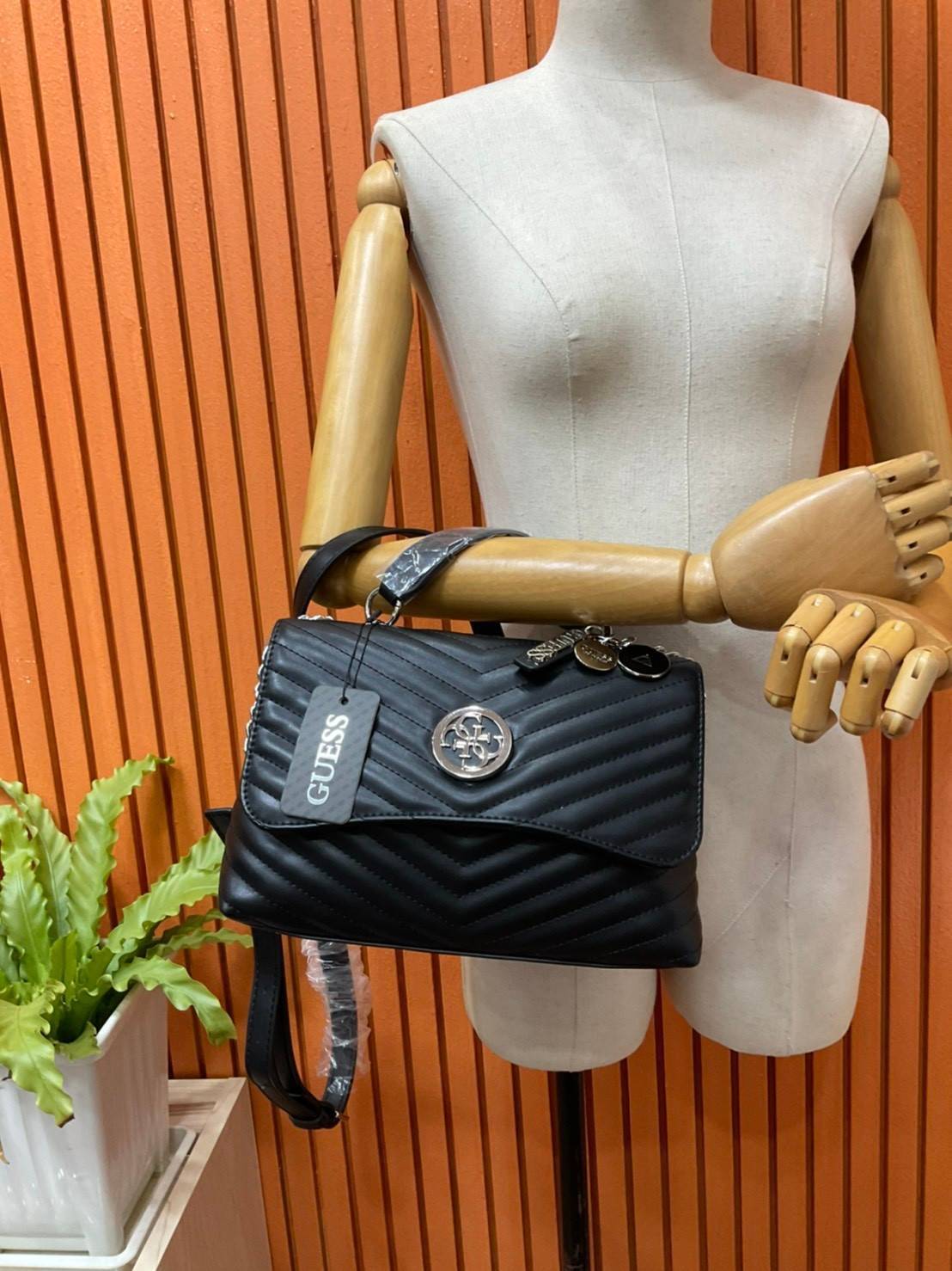 ของแท้ 💯% 】GUESS BLAKELY TOP HANDLE FLAP BAG กระเป๋สะพายรุ่นใหม่ล่าสุด รุ่นยอดนิยมสวยอยู่ทรง วัสดุหนังนิ่ม น้ำหนักเบา มีฐานกว้างตั้งอยู่ทรง ด้านหน้าประดับด้วยโลโก้แบรนด์สวยโดดเด่น