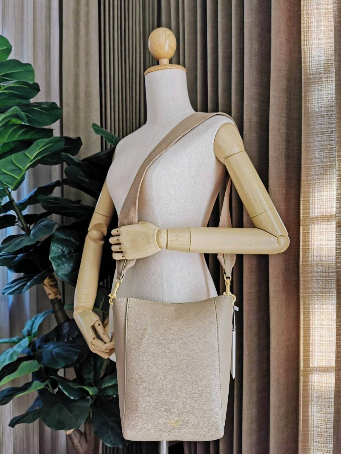 ซื้อ1ได้ถึง2! CELINE TRIOMPHE BUCKET BAG VIP GIFT WITH PURCHASE (GWP) พรีเมี่ยมกิ๊ฟ Limited Edition จาก CELINE PERFUME DUTY FREE COUNTER วัสดุหนังแท้ CALFSKIN ดีไซน์ทรง Bucket ขนาดกำลังดี มาพร้อมใบเล็กด้านในแยกใช้ได้ น้ำหนักเบา ภายในกว้างใส่ของใช้ได้เยอะพ