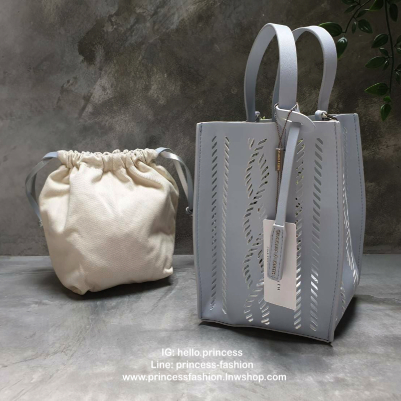 charleskeith Laser cut bucket bag กระเป๋าทรงเก๋ วัสดุหนังนิ่ม มาพร้อมกระเป๋าด้านใน มาพร้อมสายสะพายยาวปรับระดับได้ รุ่นนี้น่ารักมากค่ะ ห้ามพลาดเลยนะยูว์....