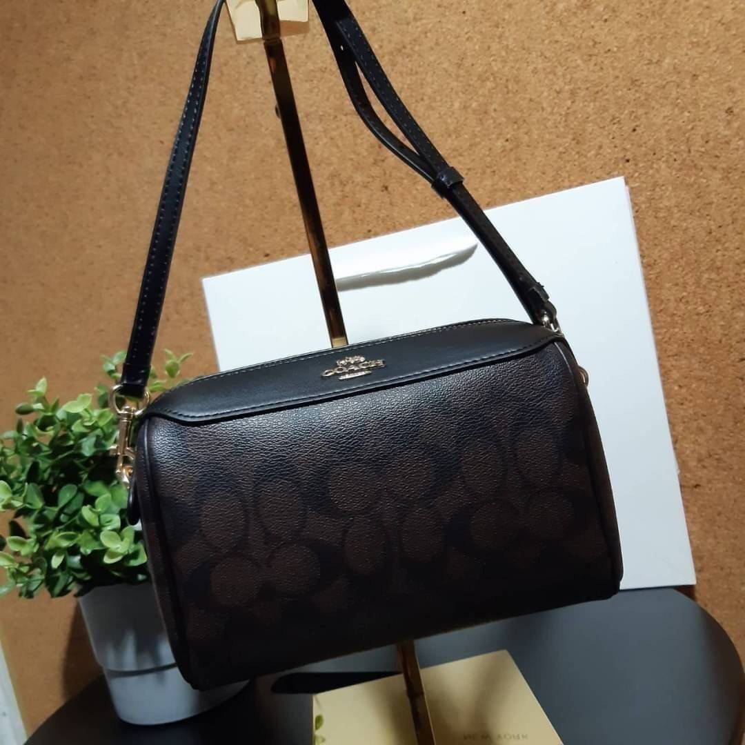 COACH BENNETT CROSSBODY IN SIGNATURE CANVAS กระเป๋าสะพายข้าง รุ่นหมอนไร้หูในตำนาน!! คัมแบคจ้า กลายเป็นรุ่นที่ตามหากันไปแล้วน้า ด้วยทรงที่คลาสสิค บวกดีไซน์เรียบแต่แฝงความหรู ใครๆก็หลงรักแหละ!! ดูออก!! วัสดุหนังแคนวาสเคลือบคุณภาพดี เปิด-ปิดด้วยซิป มาพร้อมสา