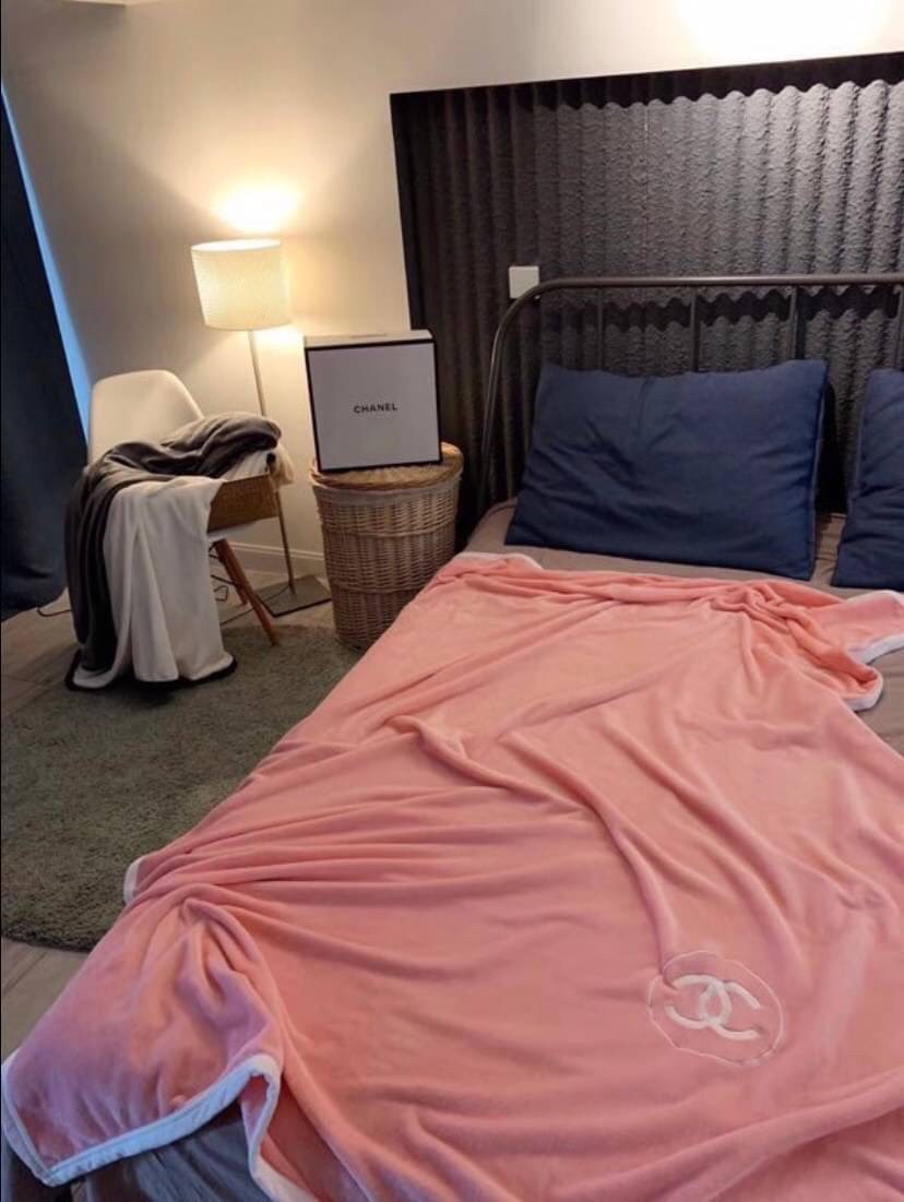 VIP GIFT 】Best Gift! Chanel Blanket พร้อมส่งไอเท็มแนะนำ ผ้าห่มนุ่มนิ่ม ขนปุยๆๆ สบายผิวมาก เนื้อผ้านิ่มฟูนุ่มใช้ได้ทุกโอกาส ขนาดกำลังดี พกพาสะดวก สามารถพกไว้ใช้ในรถ ใช้ในออฟฟิศได้ จะซื้อใช้เองหรือมอบเป็นของขวัญก็ดูดีพร้อมส่งที่ไทย ราคาสุดคุ้มไม่ต้องรอพรีฯ