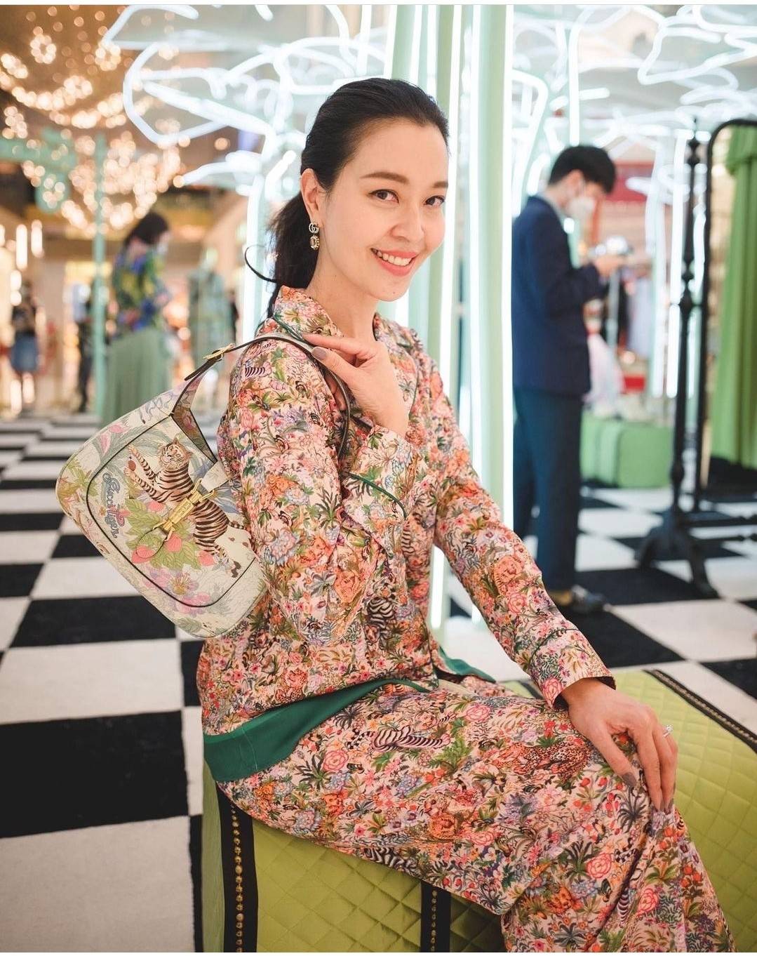 GUCCI SHOULDER BAG โปรเจคฉลองปีเสือ ปังฉุดไม่อยู่!! คอลเลคชั่นยอดฮิต GC multi bag ไซส์ใหญ่น่าสะพาย ดีไซน์ลวดลายชิคมากๆ!! โดดเด่นไม่ซ้ำใคร กับกระเป๋าสะพายวีไอพี พรีเมี้ยมกิ๊ฟที่จะทำให้หลงรักกันไปแบบสุดๆ มีดีเทลแฝงความหรูในตัว วัสดุหนังสังเคราะห์พรินท์ลายคม