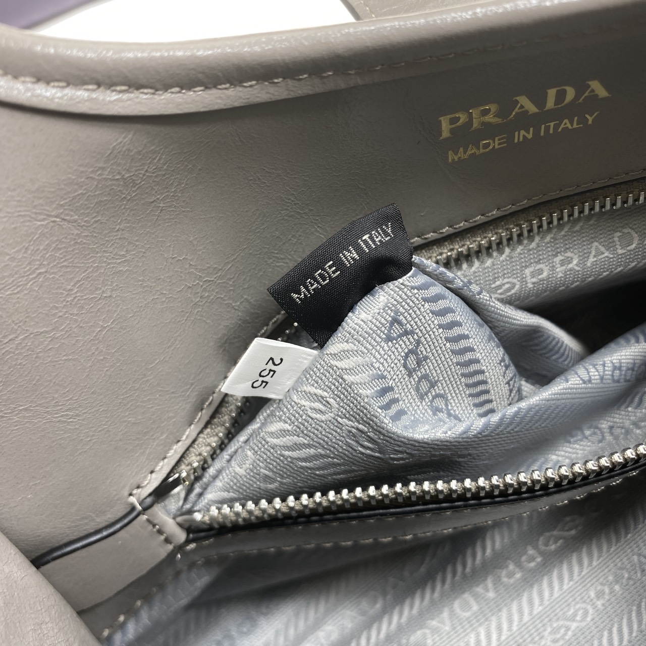 TOP ORI หนังแท้ | เกรดดีสุด PRADA Medium leather tote bag / pradahobo กระเป๋าสะพายทรงโฮโบ คลาสสิคหนังเงาสวยหรูดูแพง ใบใหญ่กำลังดี ดีไซน์ใหม่ล่าสุด ภายในโล่งกว้าง จุของได้สบายๆ